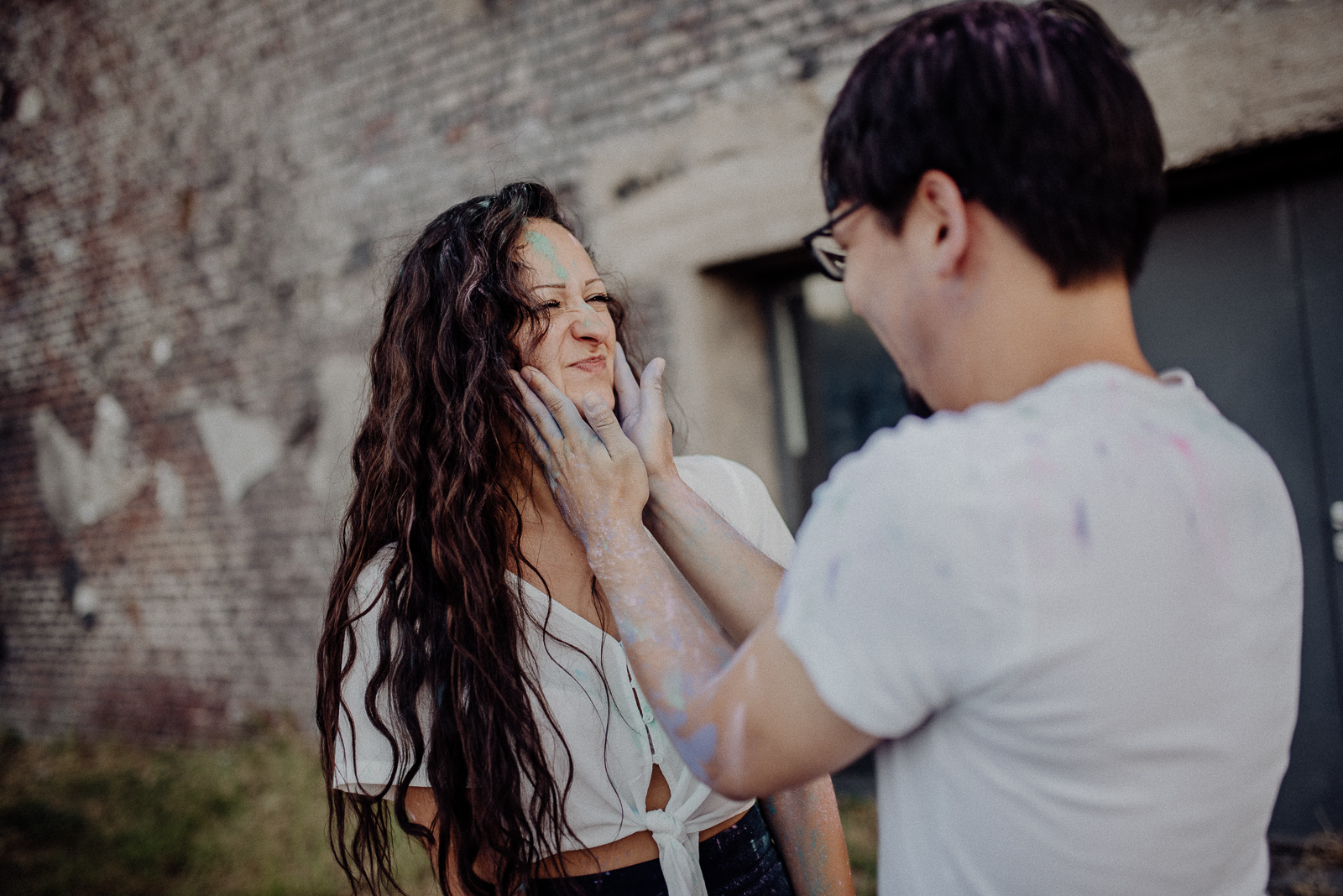 028-designparaplus-paarshooting-bochum-verlobungsshooting-holi-shooting