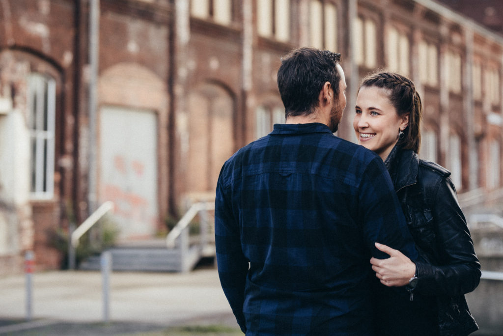 007-designparaplus-lovebirds-fotografie-bochum-paarshooting-jahrhunderthalle