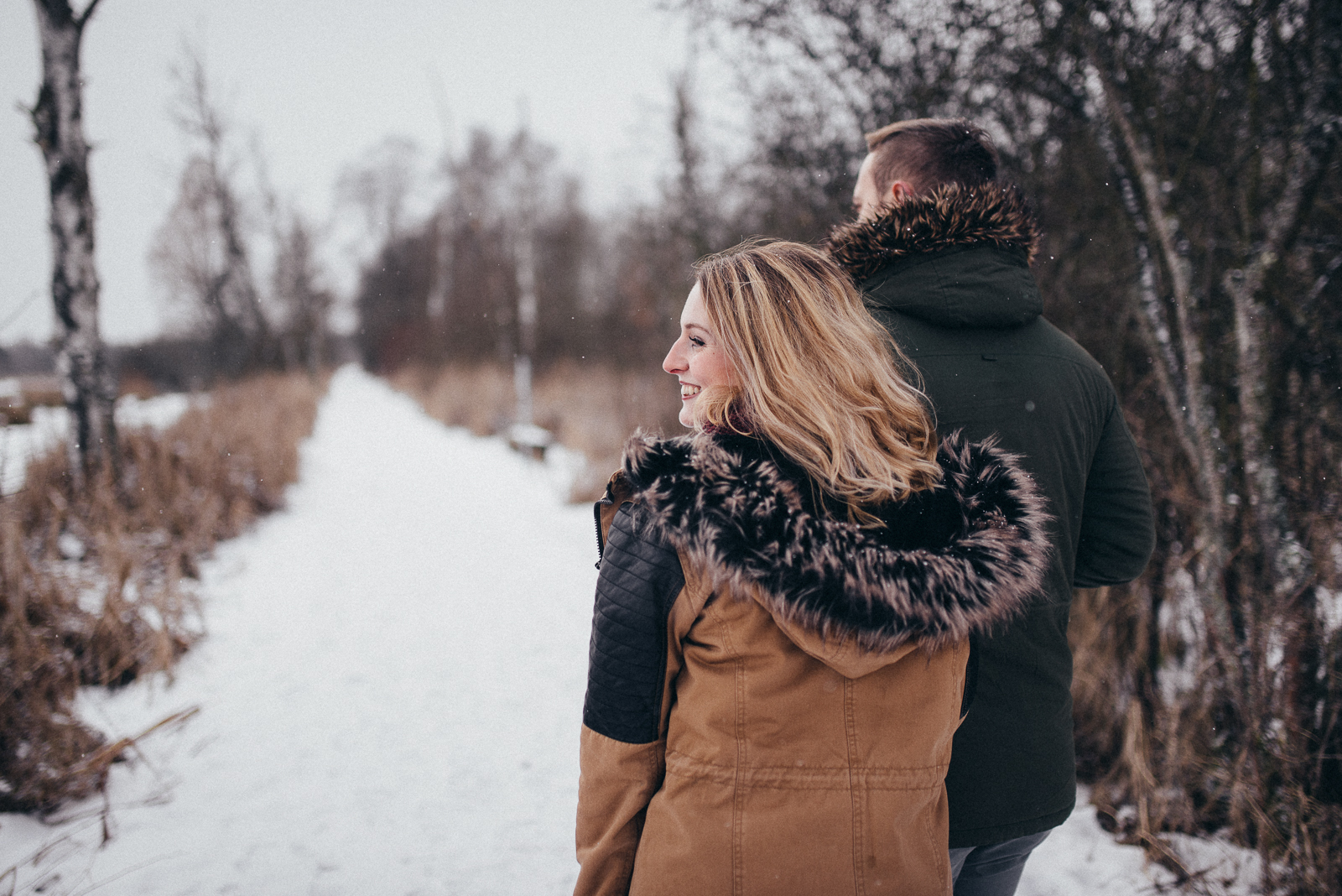 022-designparaplus-schneeshooting-heide-moor-paarshooting-fotograf-witten