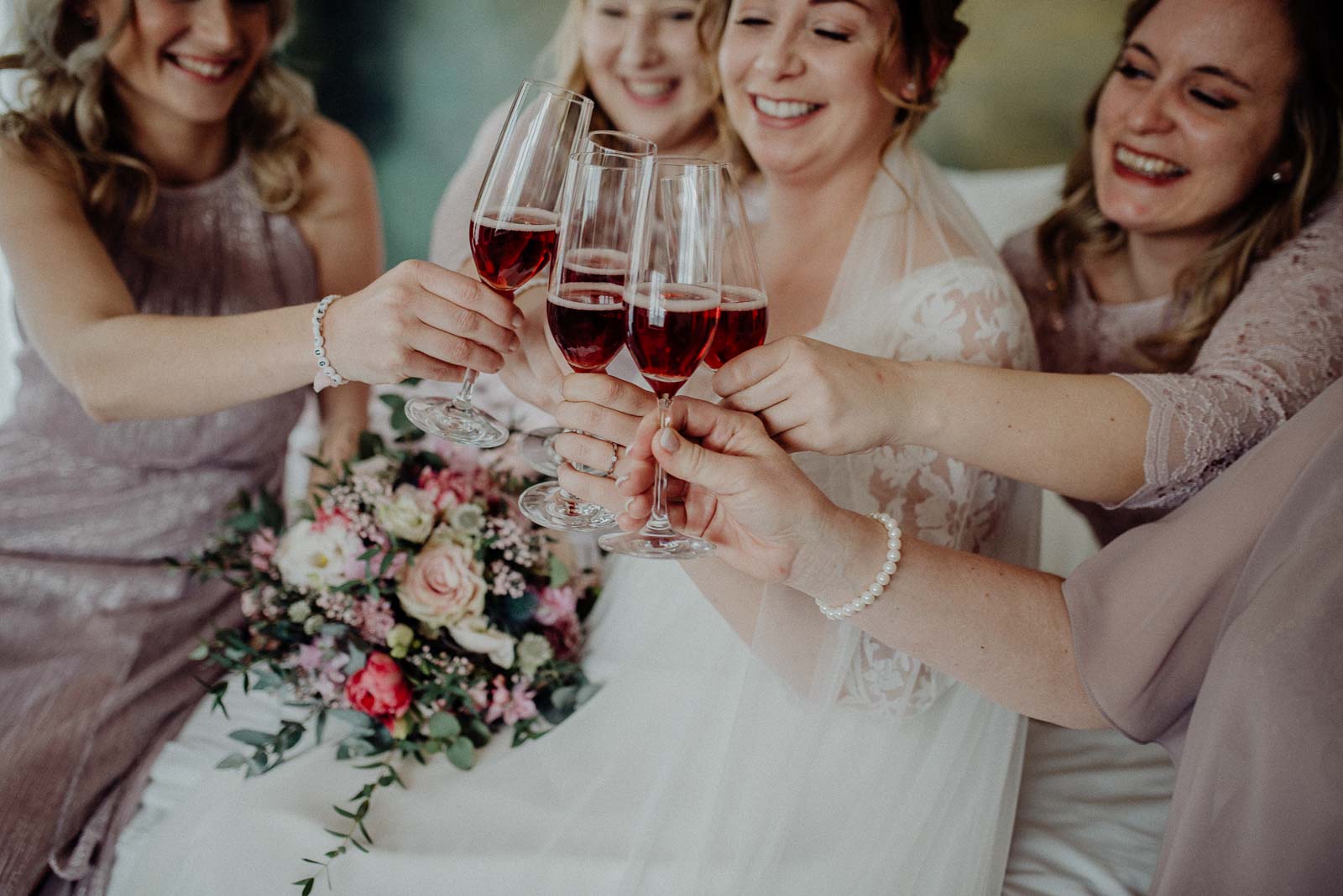 Mit den freundinnen am Hochzeitstag anstoßen