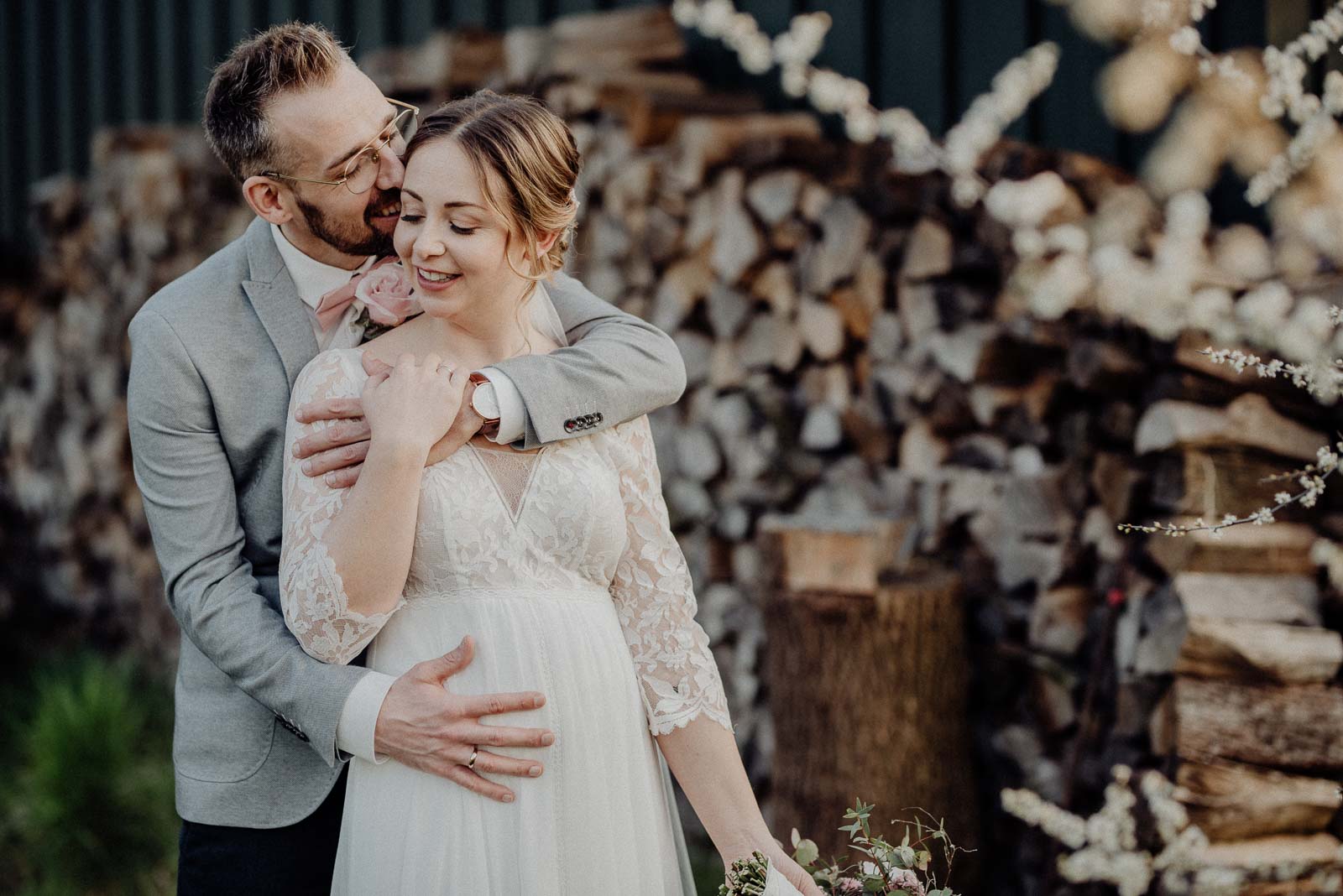 Schwangere Braut an ihrer Hochzeit im Landhotel Voshövel