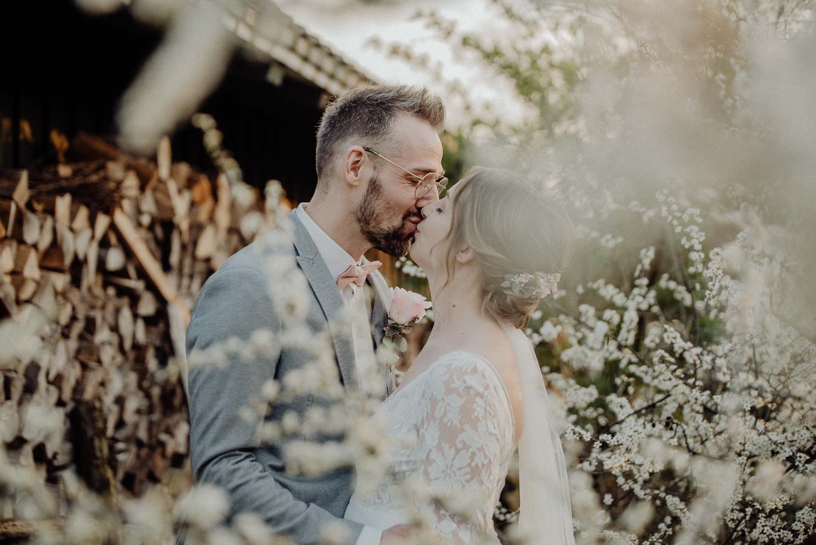 279-landhotel-voshoevel-land-hochzeit-brautpaarshooting