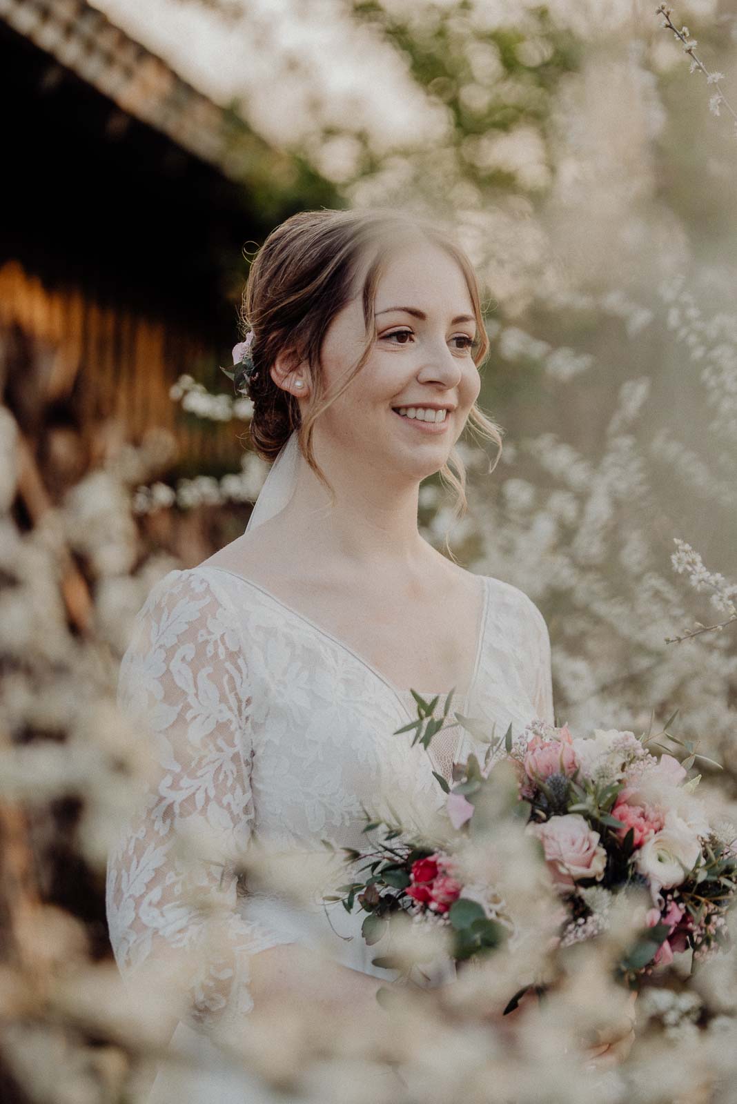 Wunderschöne Braut im Obstgarten des Landhotel Voshövel bei ihrer Hochzeit