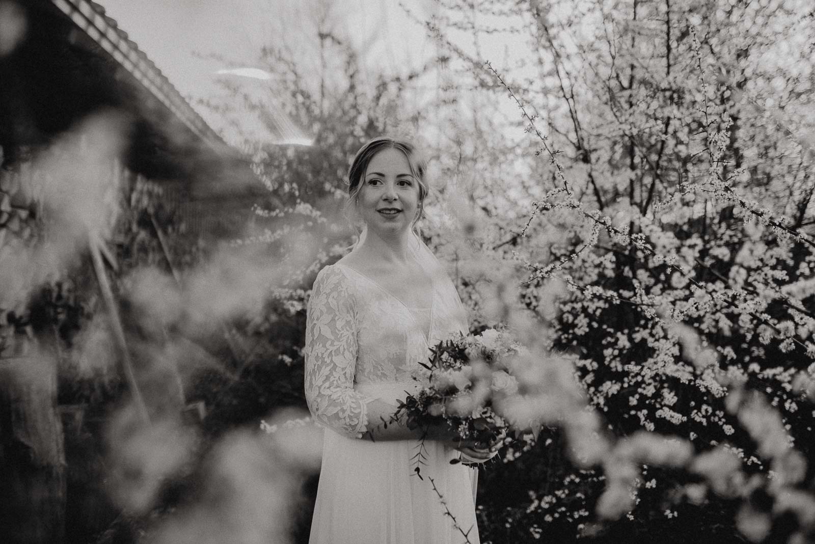 Wunderschöne Braut im Obstgarten des Landhotel Voshövel bei ihrer Hochzeit