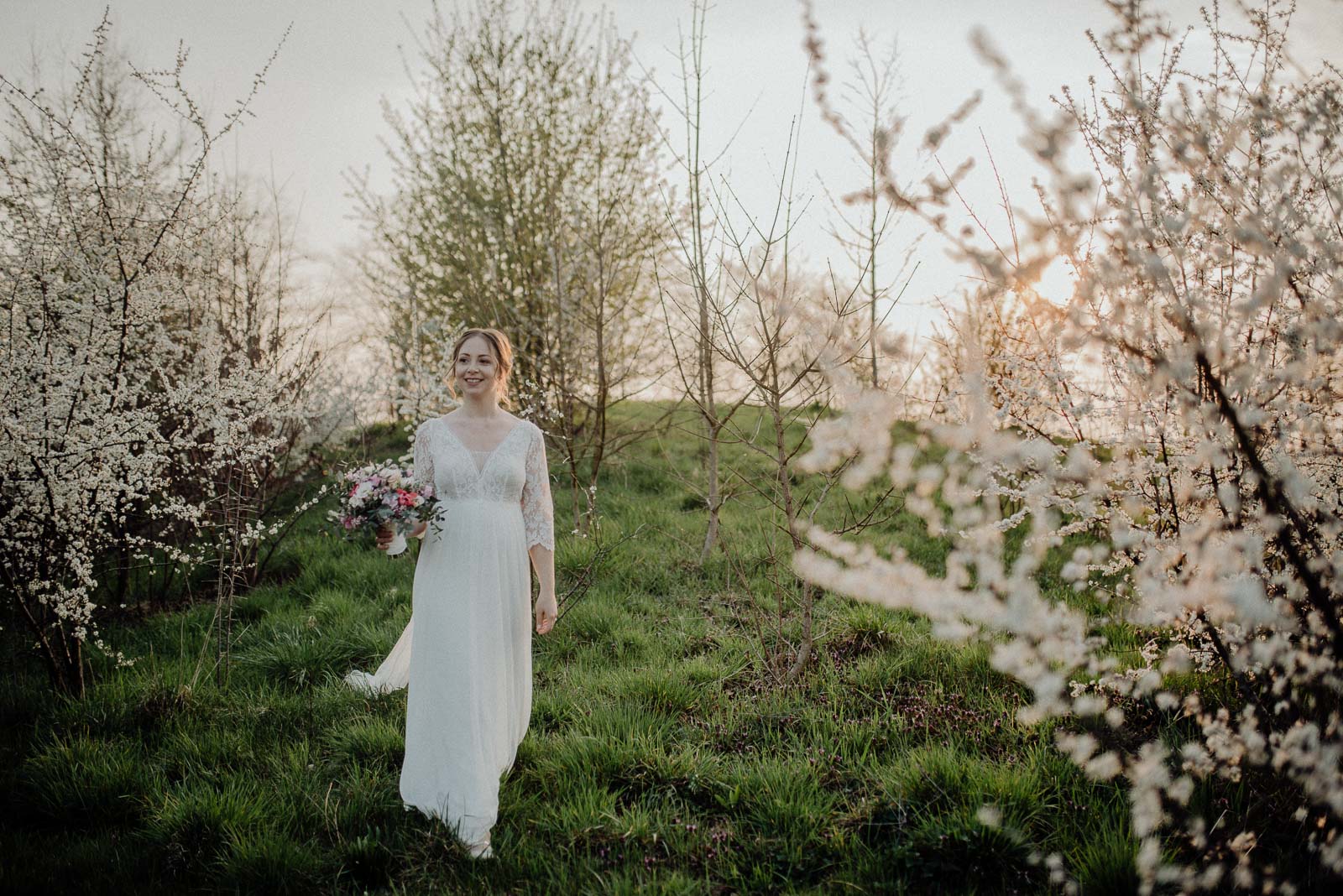 Wunderschöne Braut im Obstgarten des Landhotel Voshövel bei ihrer Hochzeit