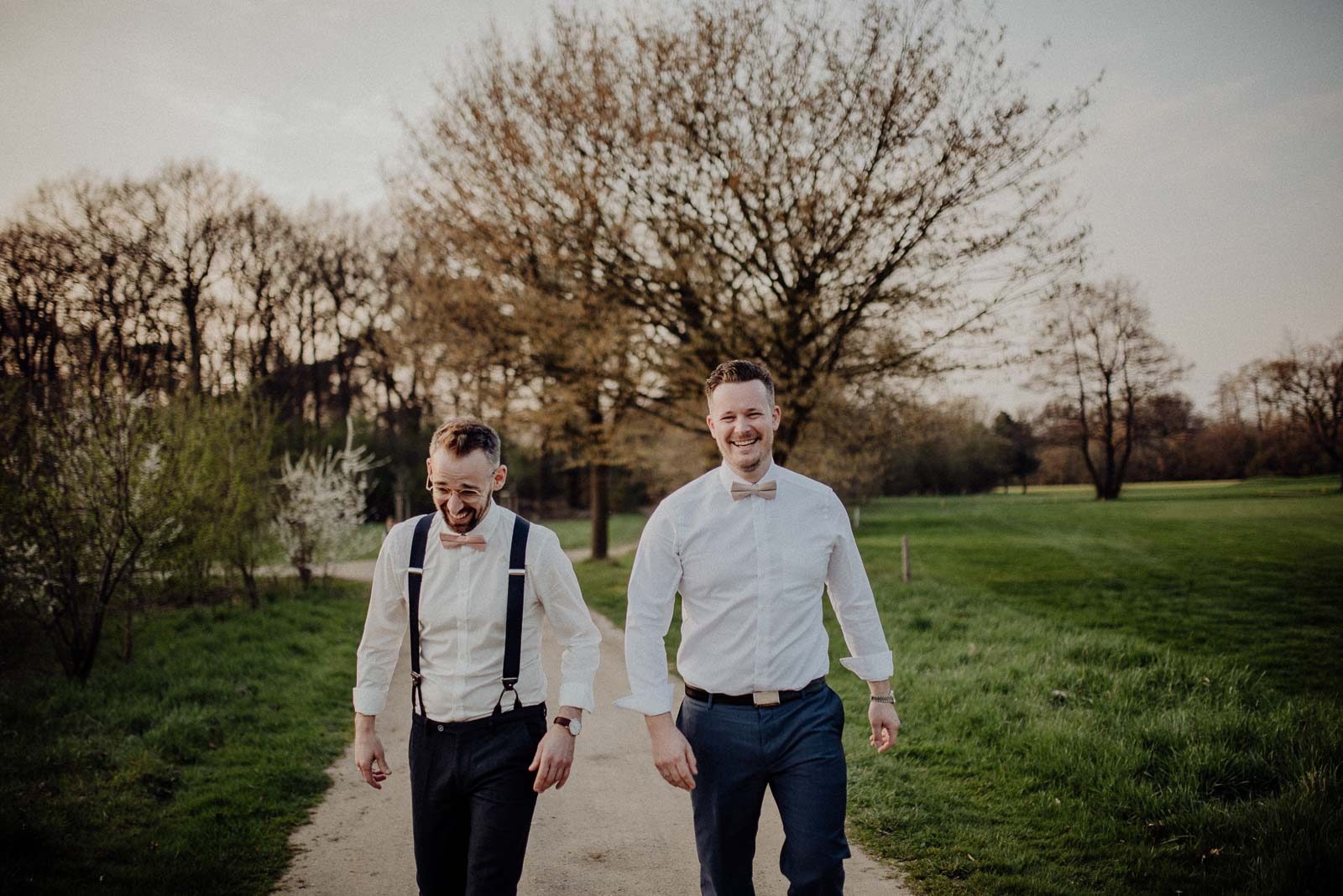 Bräutigam und Trauzeuge beim Fotoshooting im Garten des Landhotel Voshövel