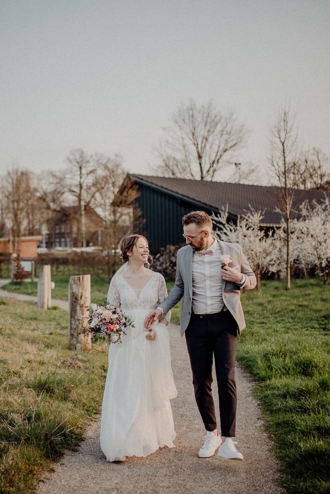 303-landhotel-voshoevel-land-hochzeit-brautpaarshooting