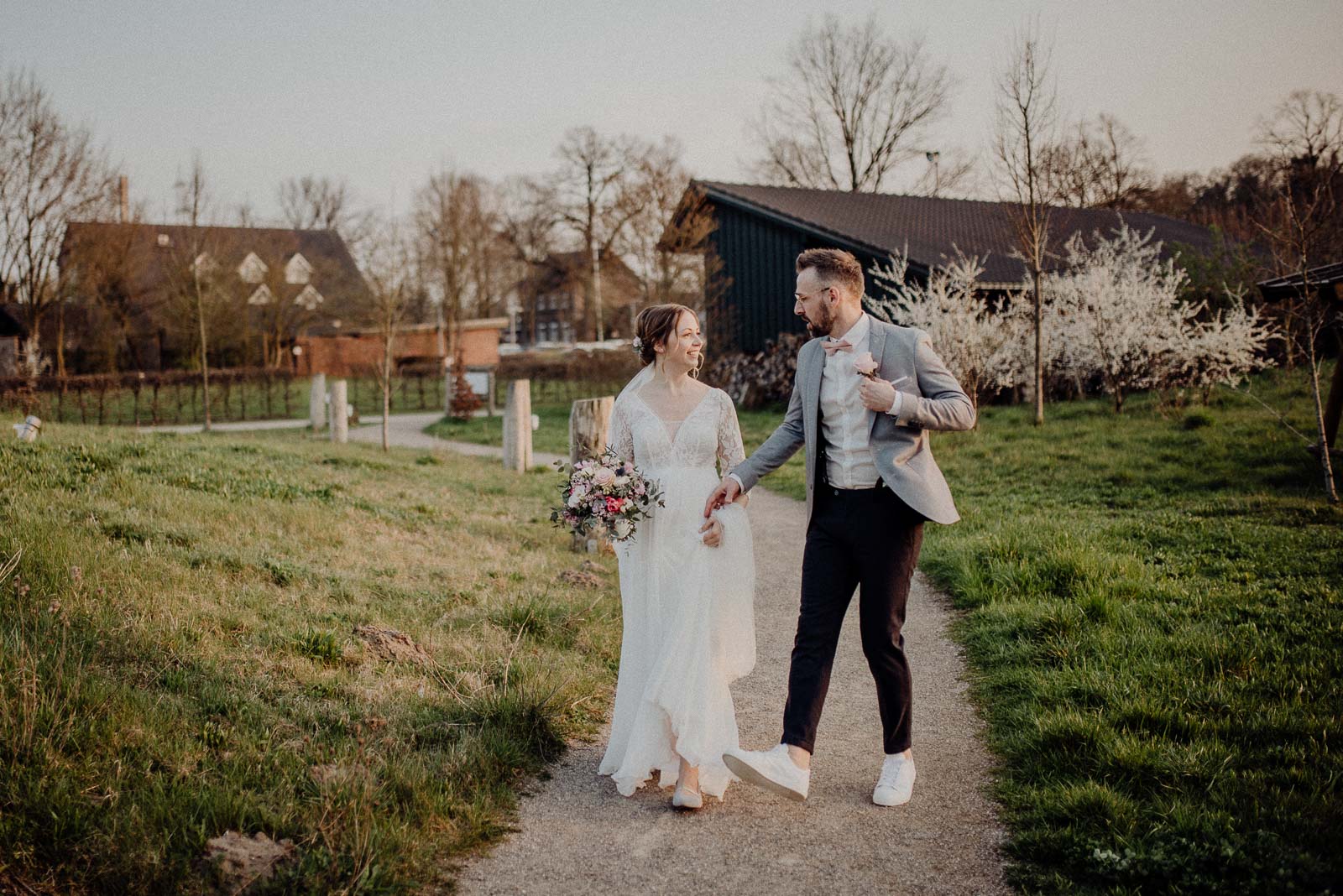 304-landhotel-voshoevel-land-hochzeit-brautpaarshooting