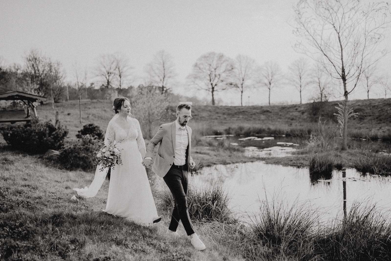 307-landhotel-voshoevel-land-hochzeit-brautpaarshooting