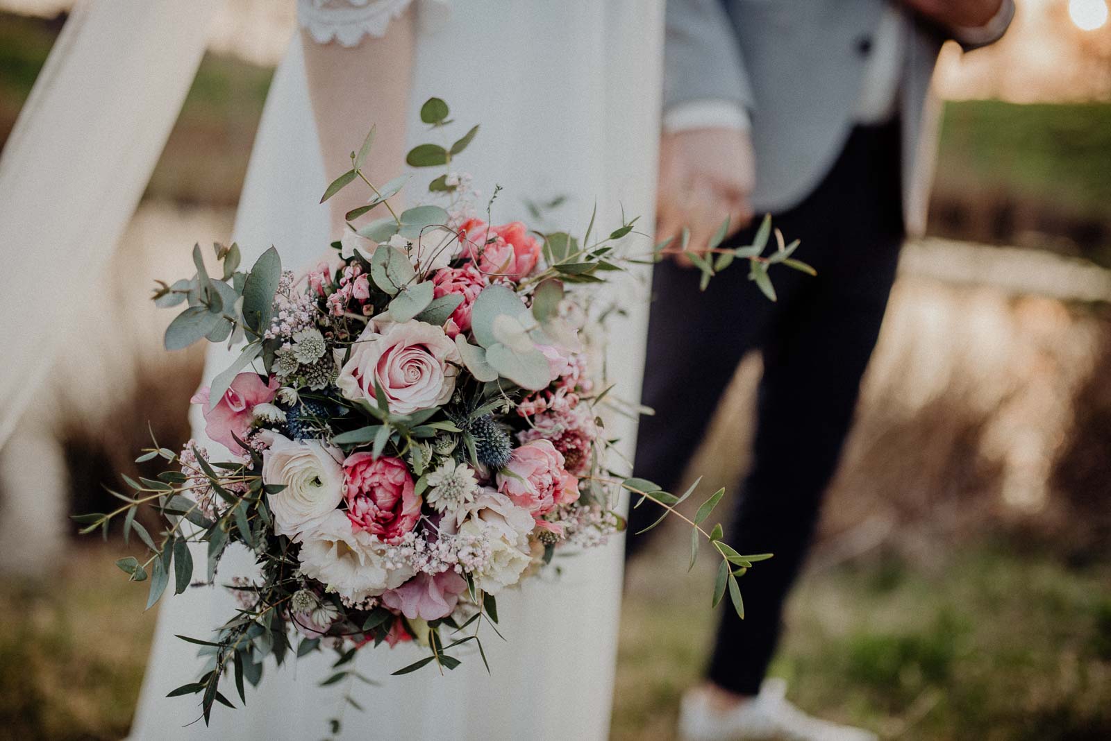 309-landhotel-voshoevel-land-hochzeit-brautpaarshooting