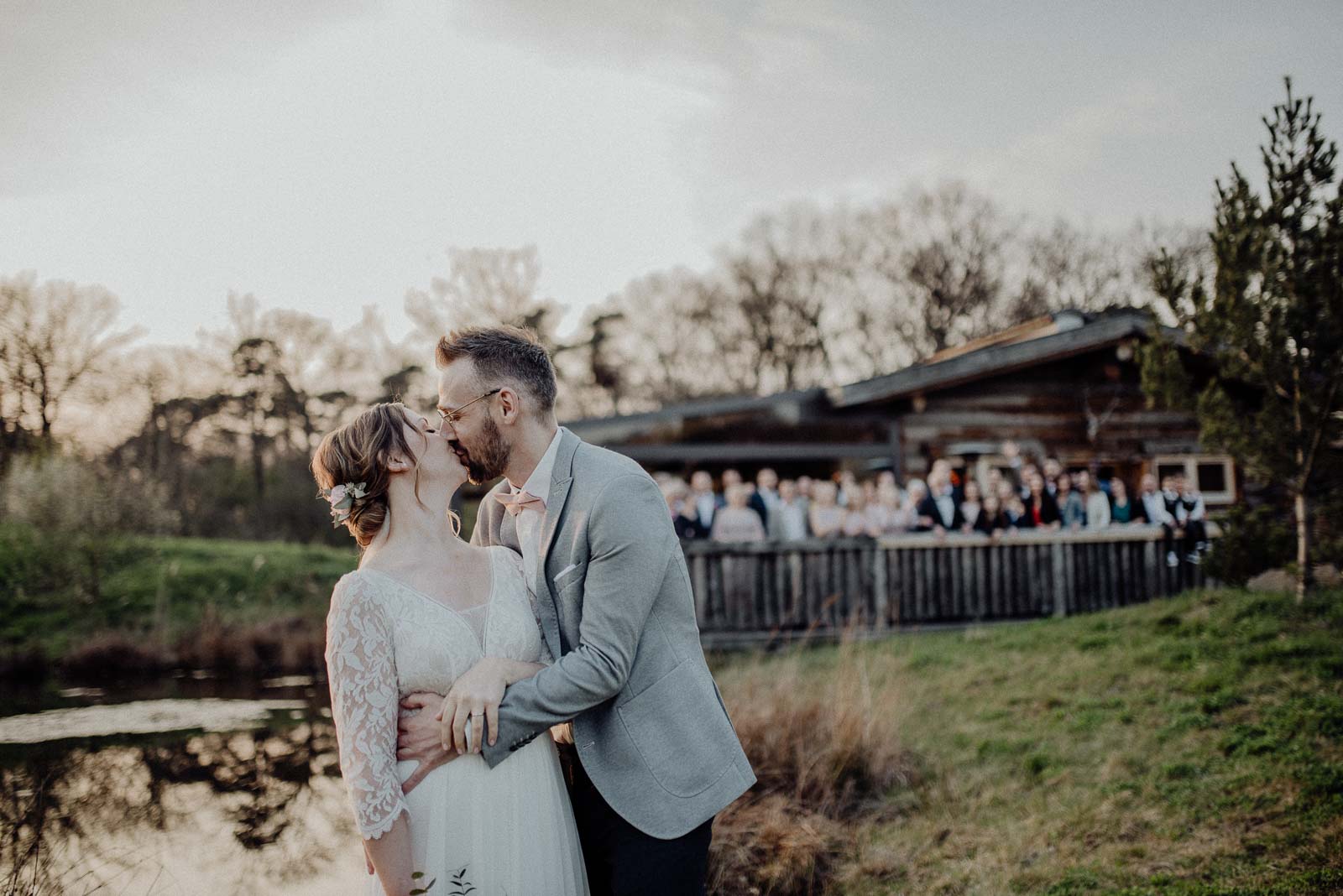 311-landhotel-voshoevel-land-hochzeit-brautpaarshooting