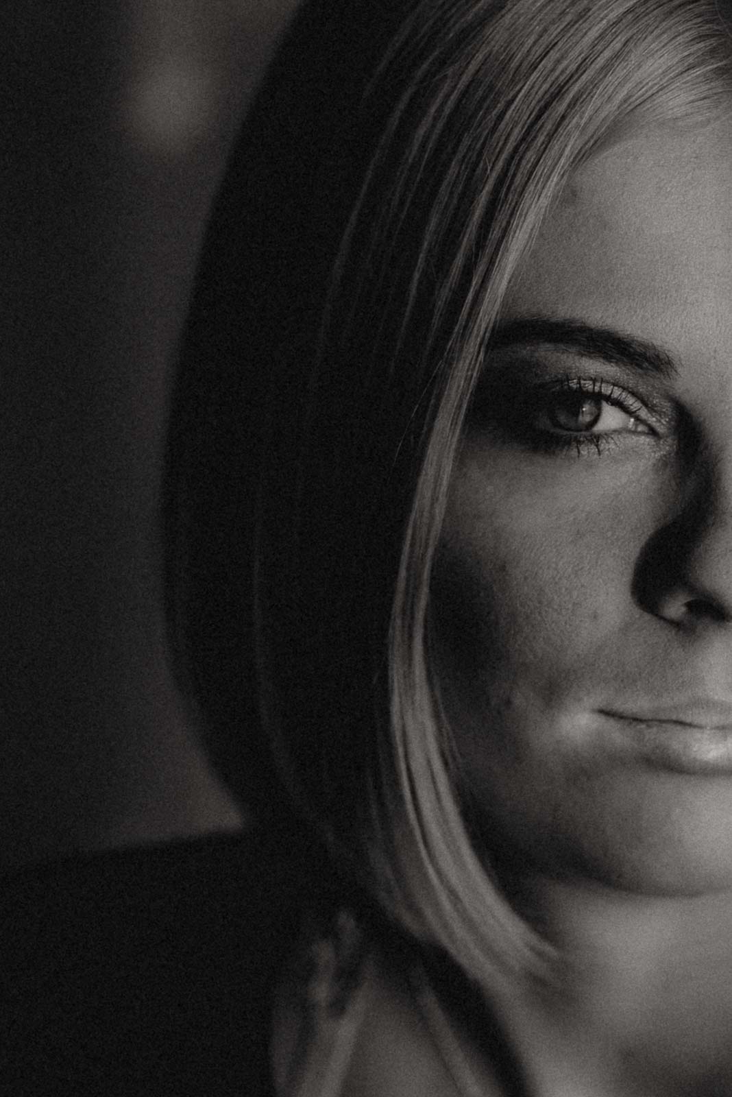 Close Up Portrait einer Frau in schwarz-weiss