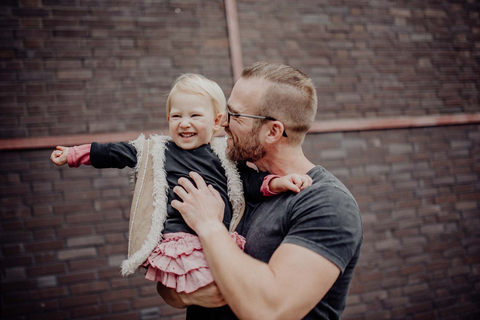 Tochter und Vater bei Familienfotoshooting