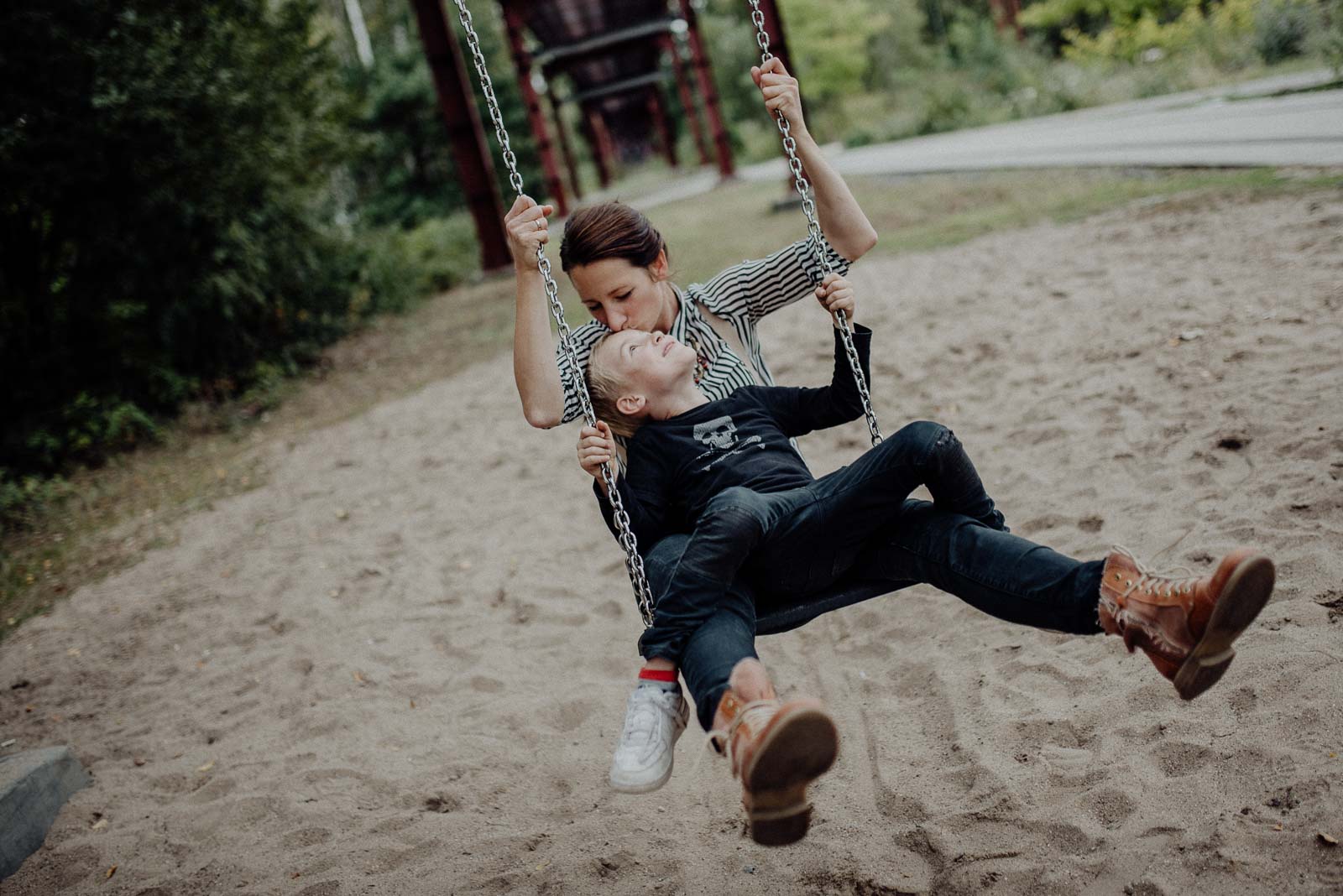 Mutter und Sohn kuscheln beim Schaukeln