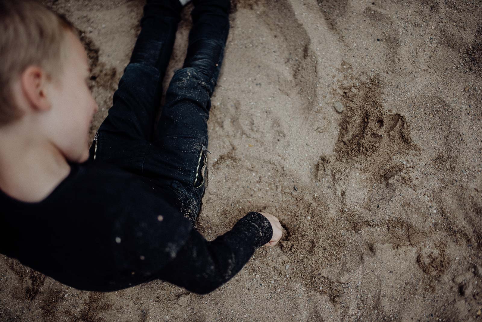 Spiel im Sand beim Fotoshooting