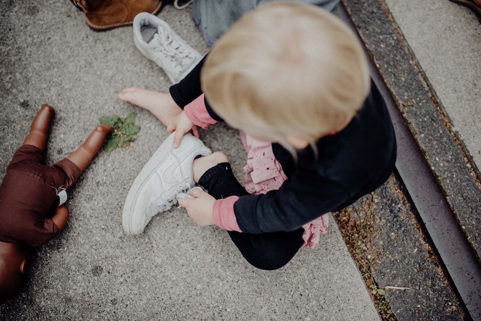 Ava zieht die Schuhe Ihres großen Bruders an