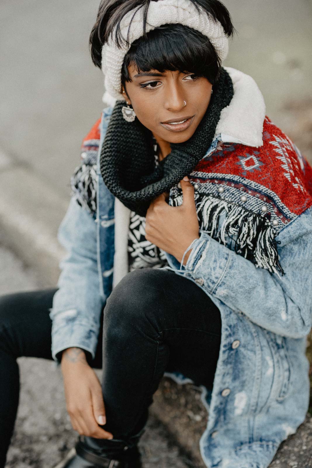 portrait-fotografie-dortmund-gewerbegebiet-spontan Lässig sitzende Frau in Jeansjacke
