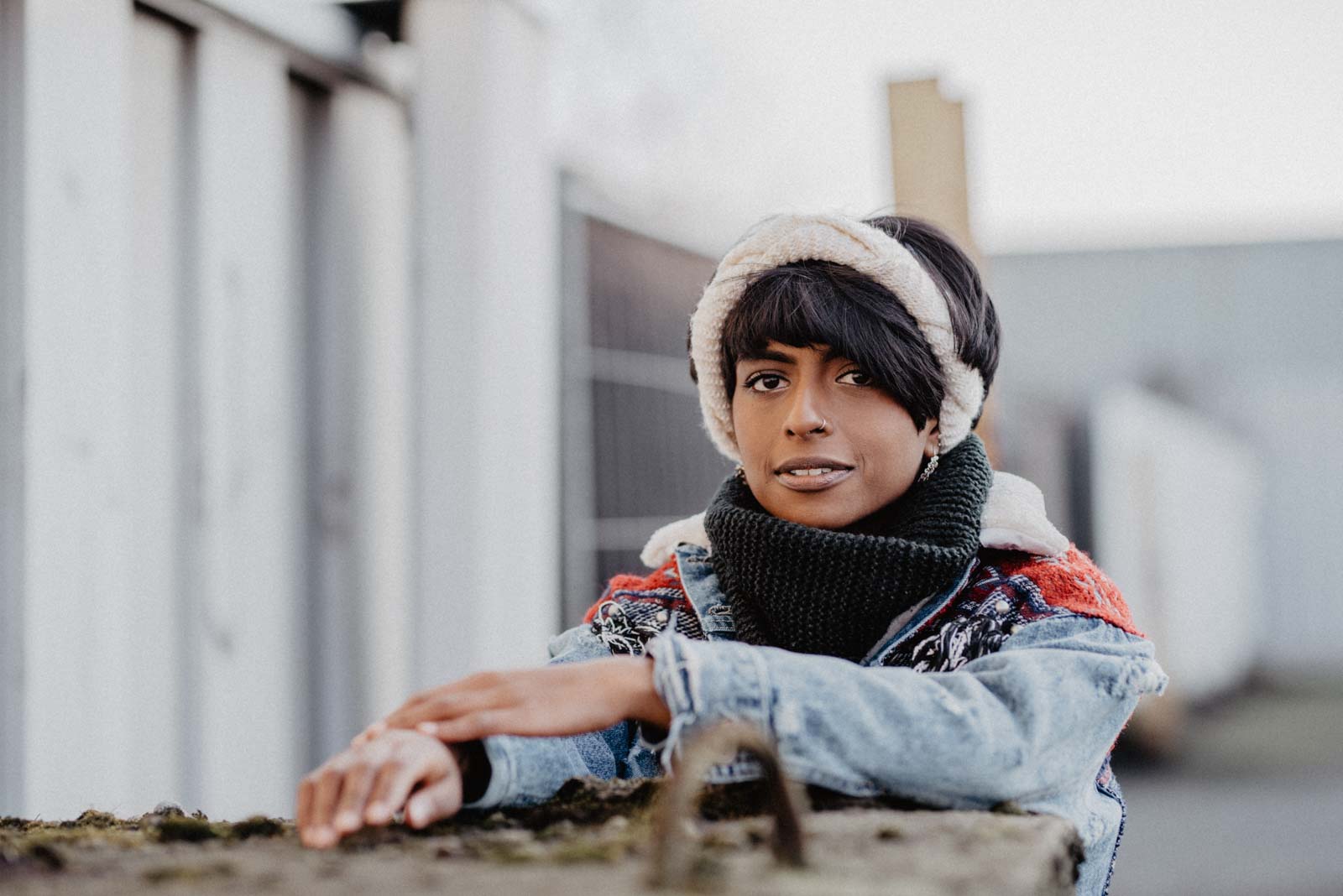 portrait-fotografie-dortmund-gewerbegebiet-spontan Tamilin in Jeansjacke mit Stirnband