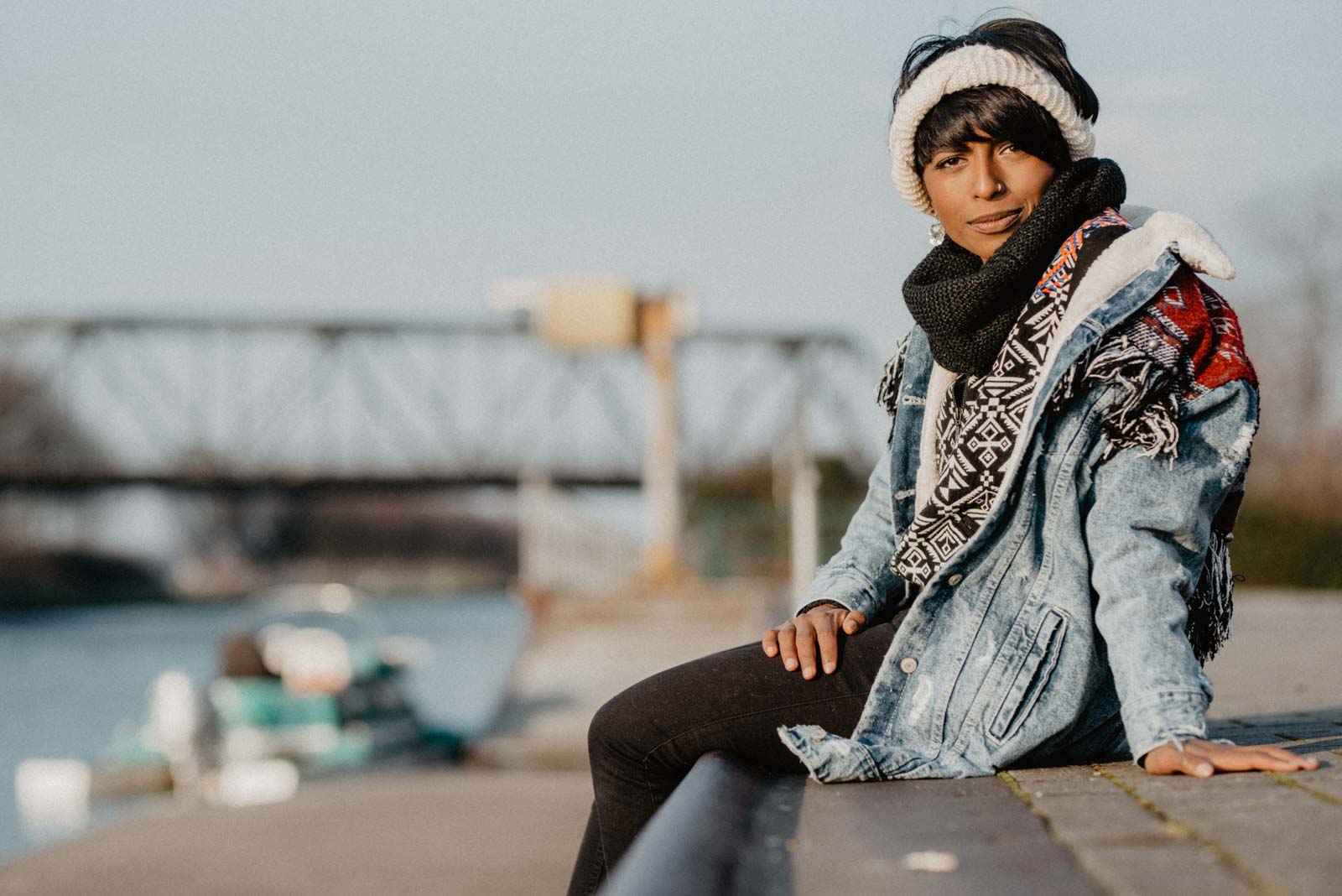 portrait-fotografie-dortmund-gewerbegebiet-spontan Mädchen sitzt im Hafen am Wasser
