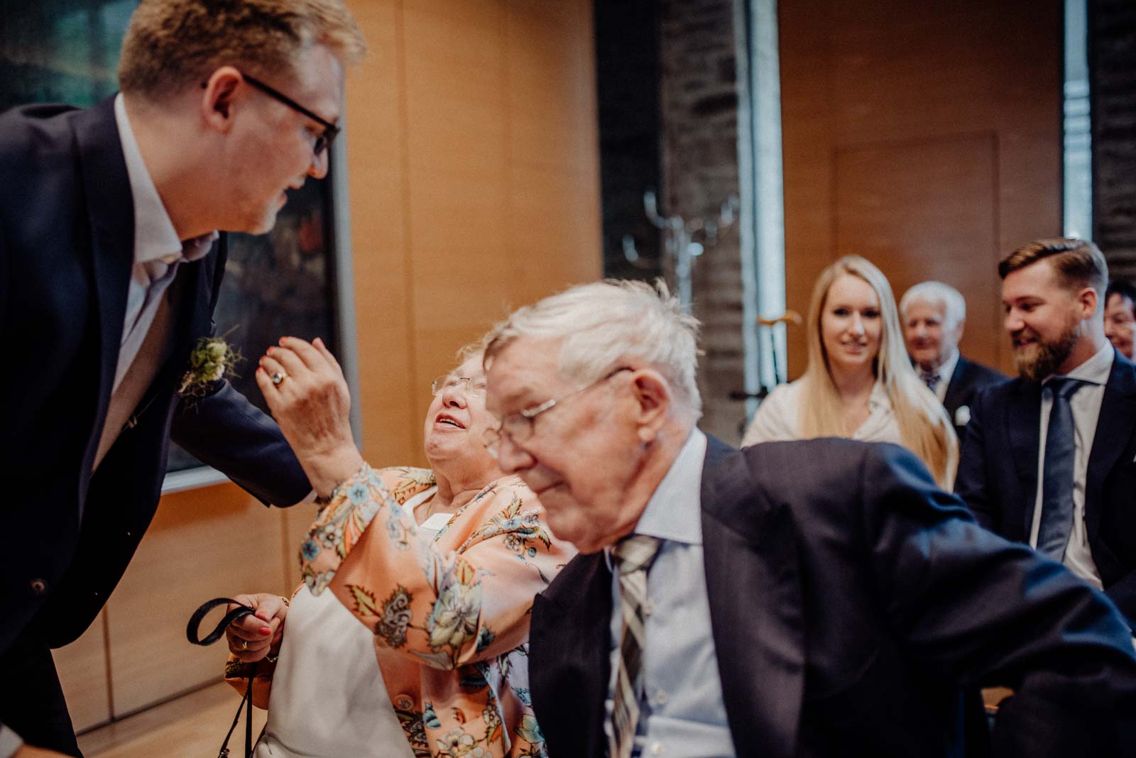 Oma gratuliert zur Hochzeit