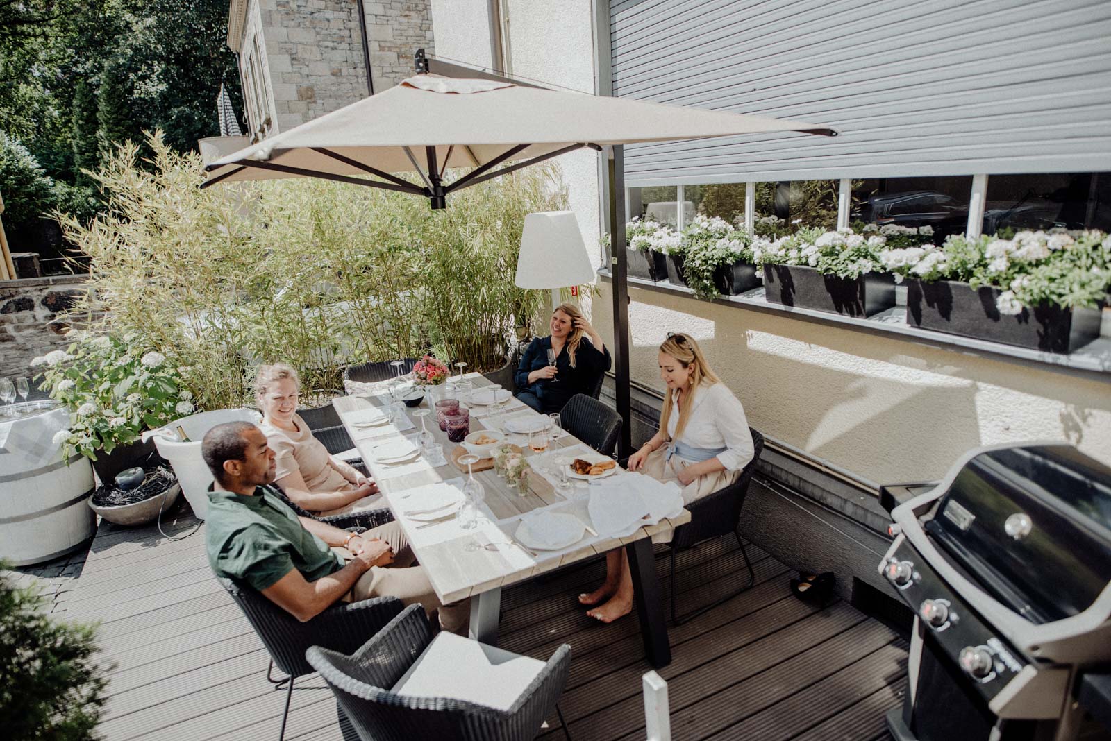 Hochzeitsdinner zu hause auf der Terasse