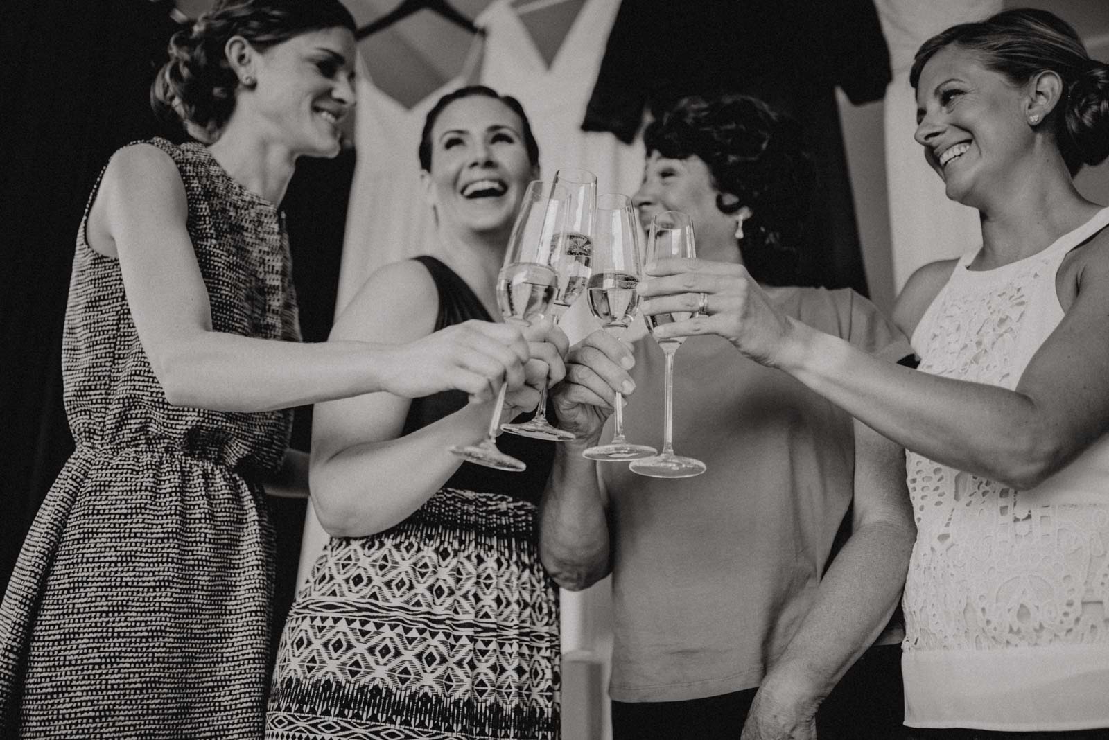 Anstoßen mit Mama und den besten Freundinnen am Tag der Hochzeit