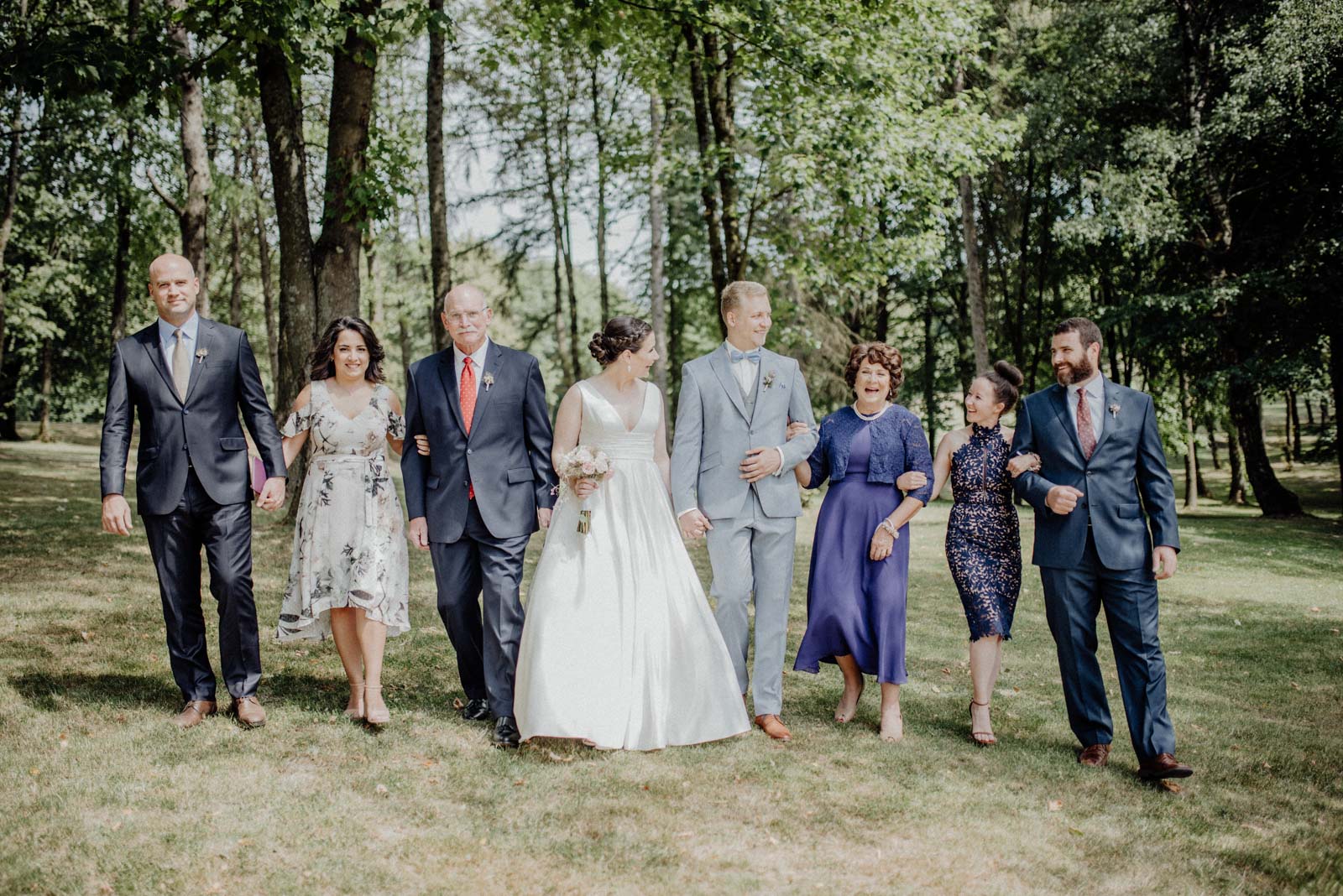 Lockere Familienfotos zur Hochzeit