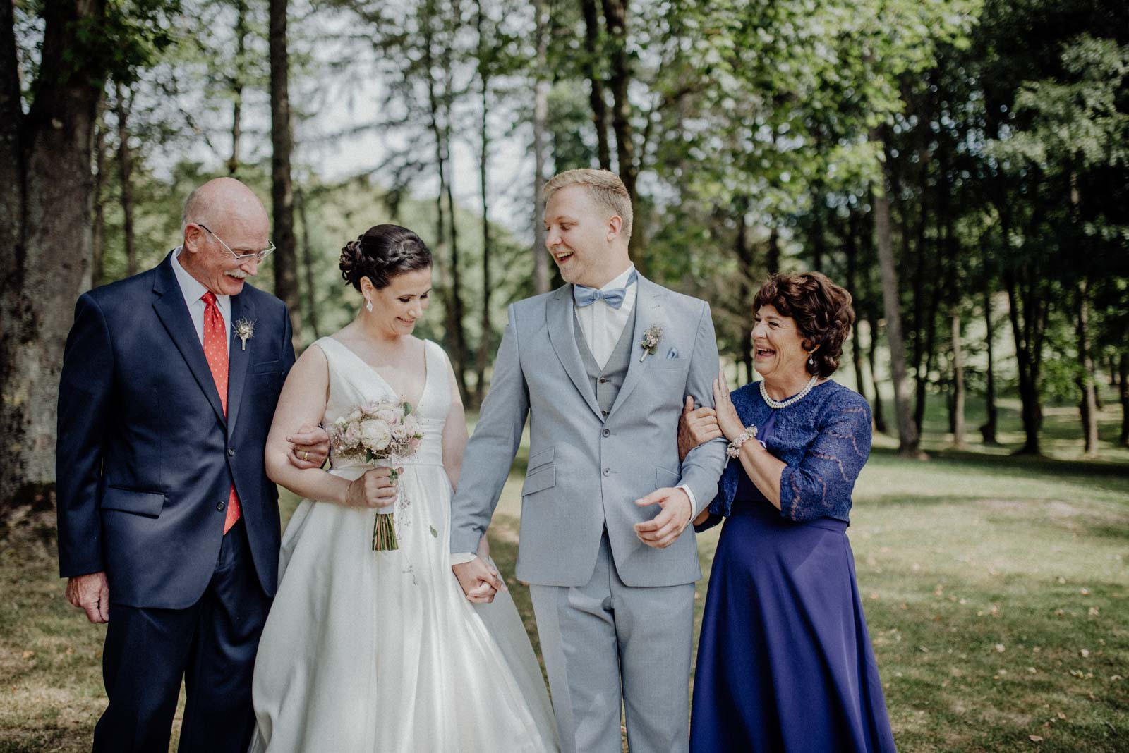 Bild mit den lachenden Eltern der Braut