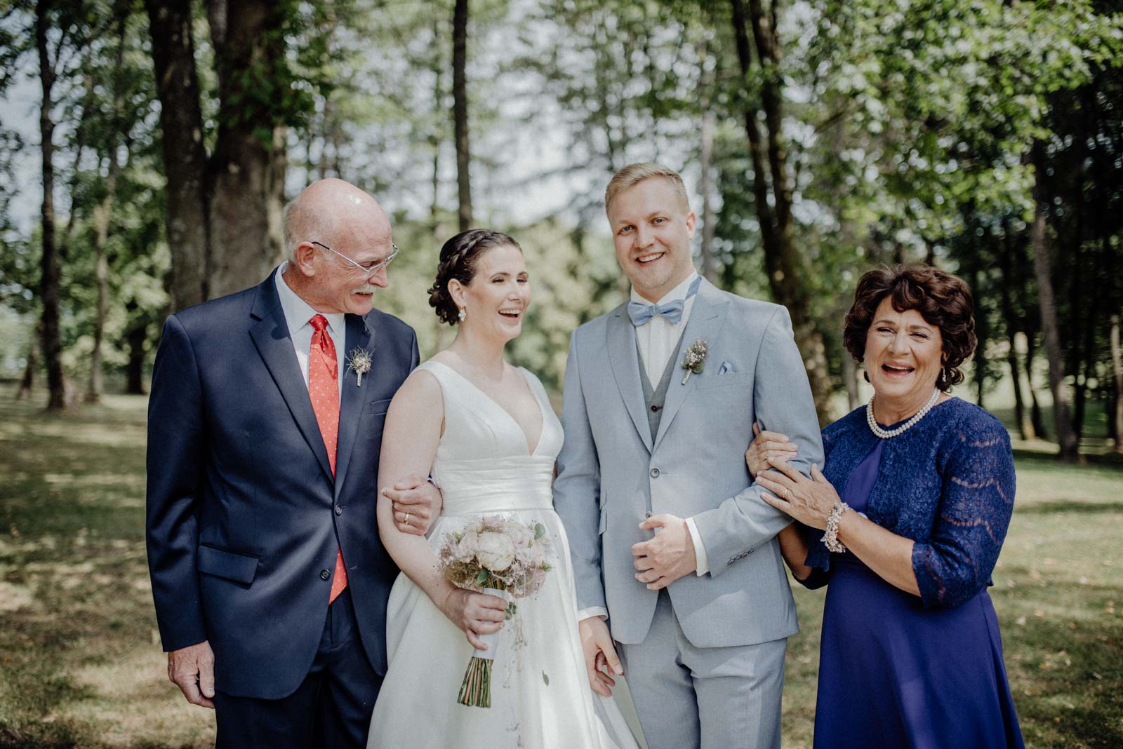 Ein Familienfoto auf dem alle lachen