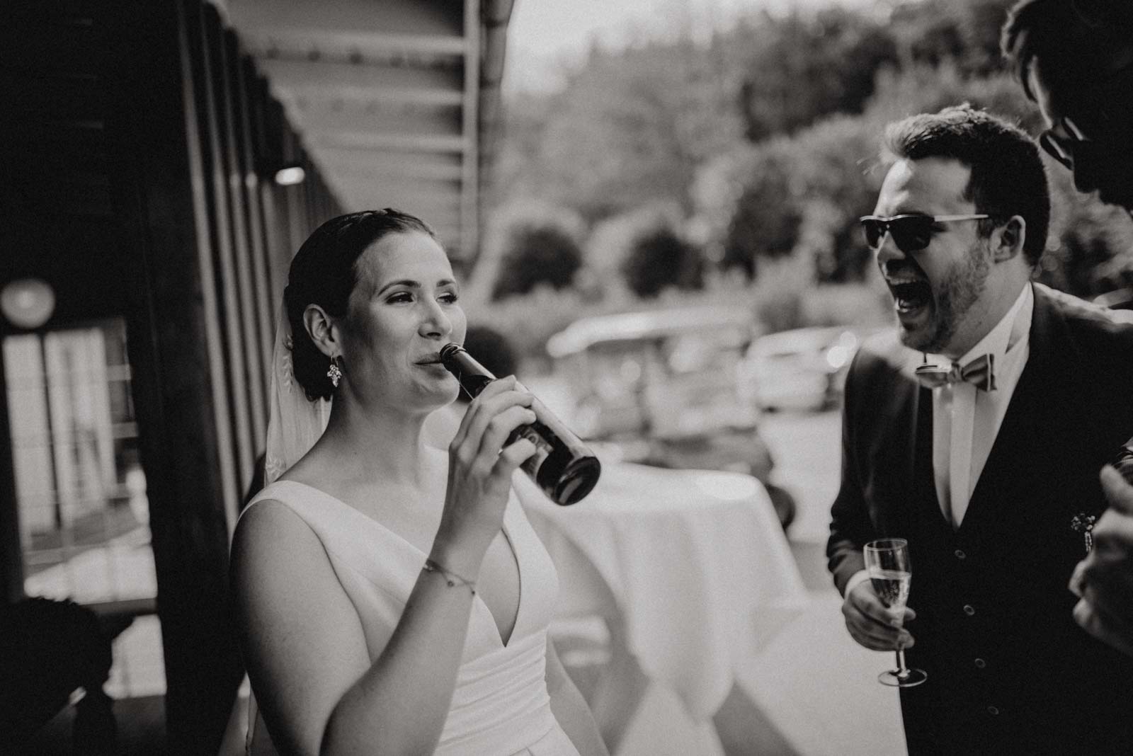 Die Braut trinkt Bier aus der Flasche