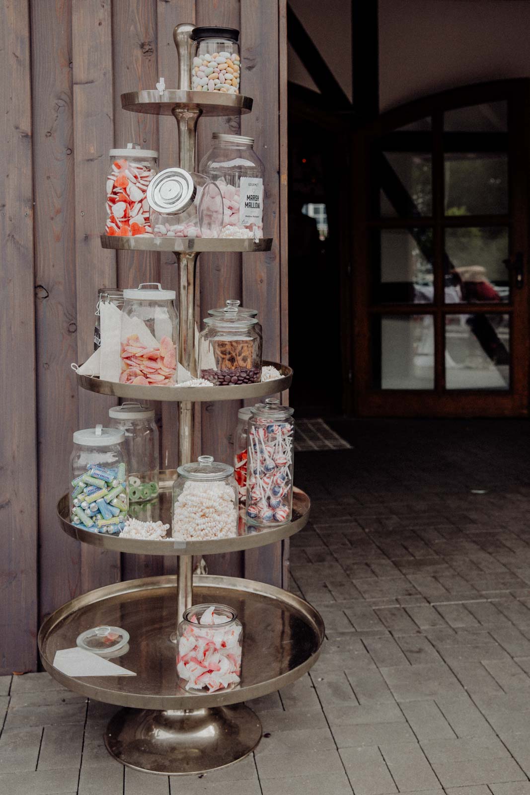 Gut gefuellte Candybar auf einer schicken Etagere