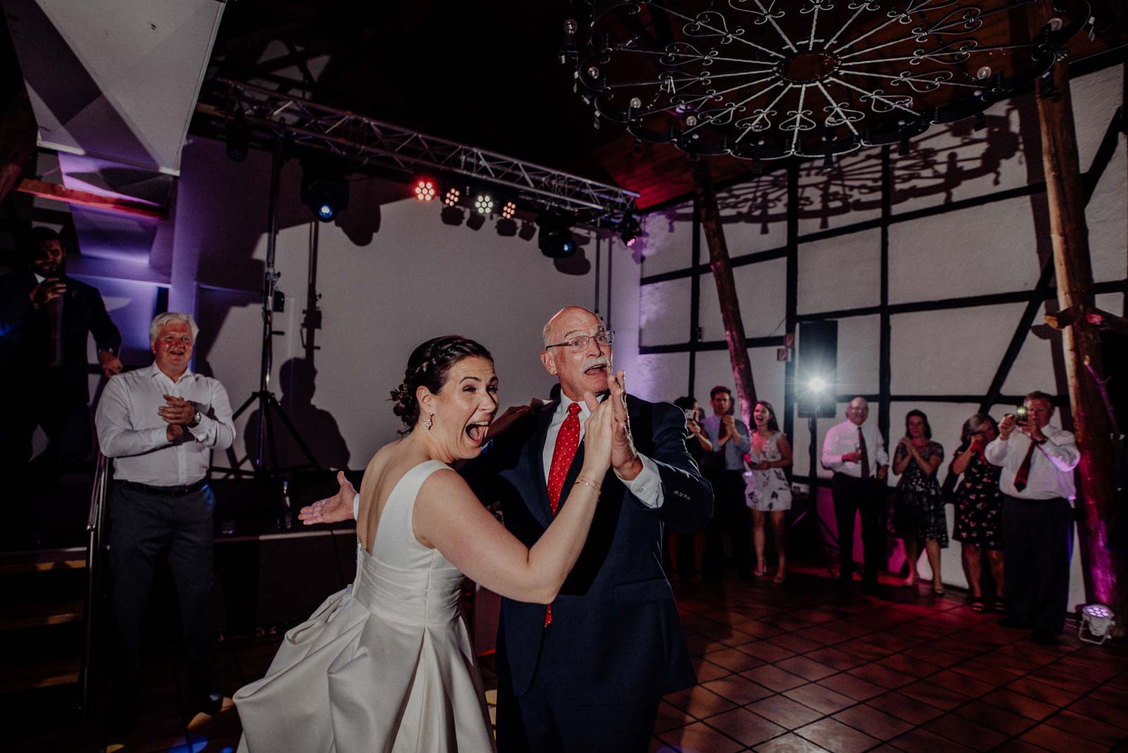 Vater Tochter Tanz am Abend der Hochzeit