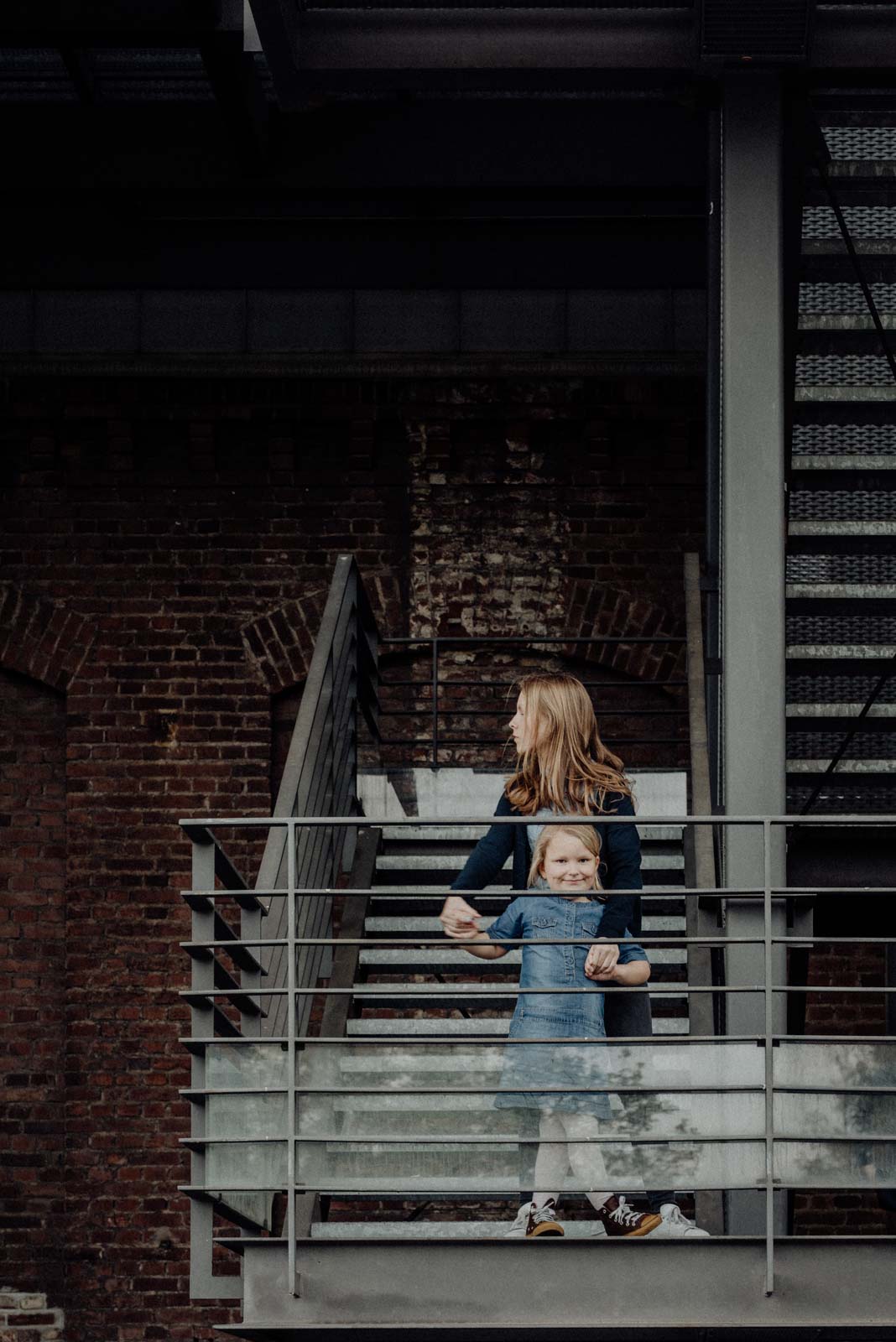 016-ungestellte-familienfotos-familienshooting-bochum-industrie-jahrhunderthalle