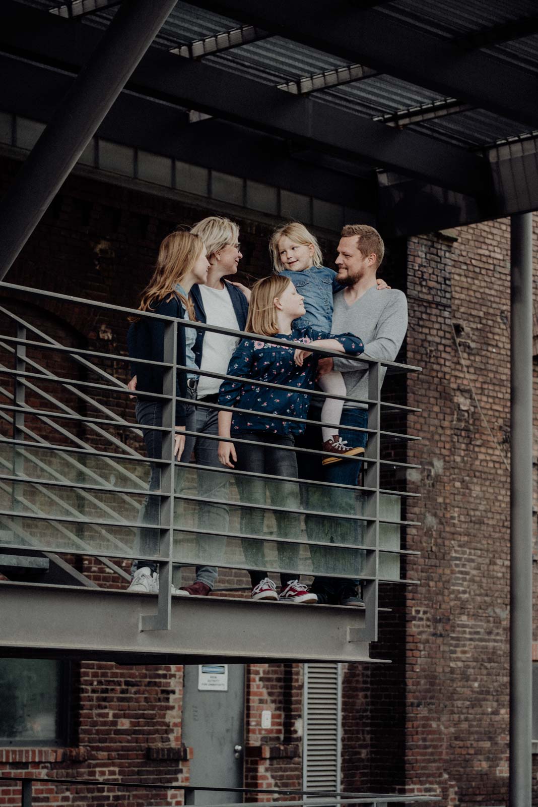 017-ungestellte-familienfotos-familienshooting-bochum-industrie-jahrhunderthalle