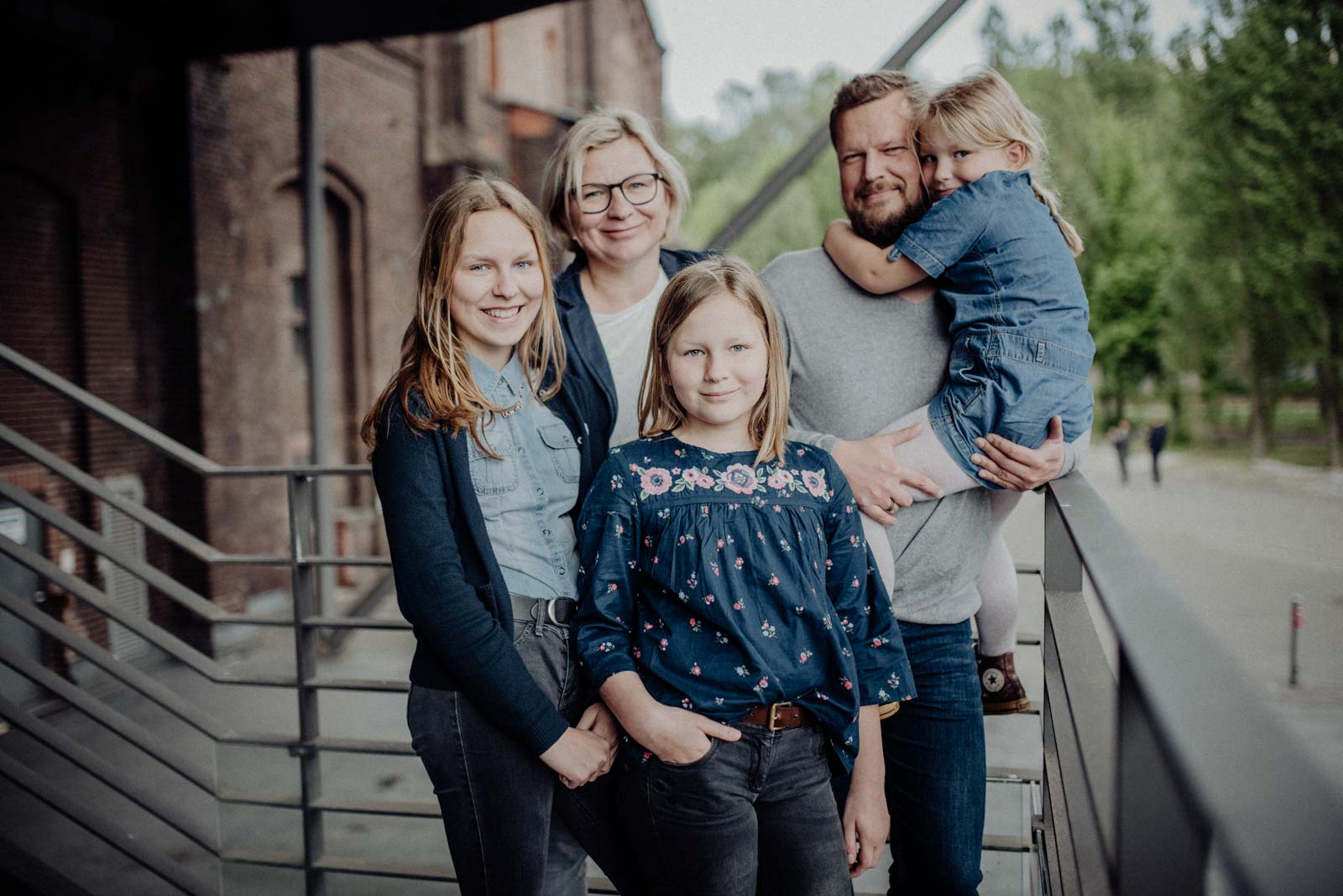 018-ungestellte-familienfotos-familienshooting-bochum-industrie-jahrhunderthalle