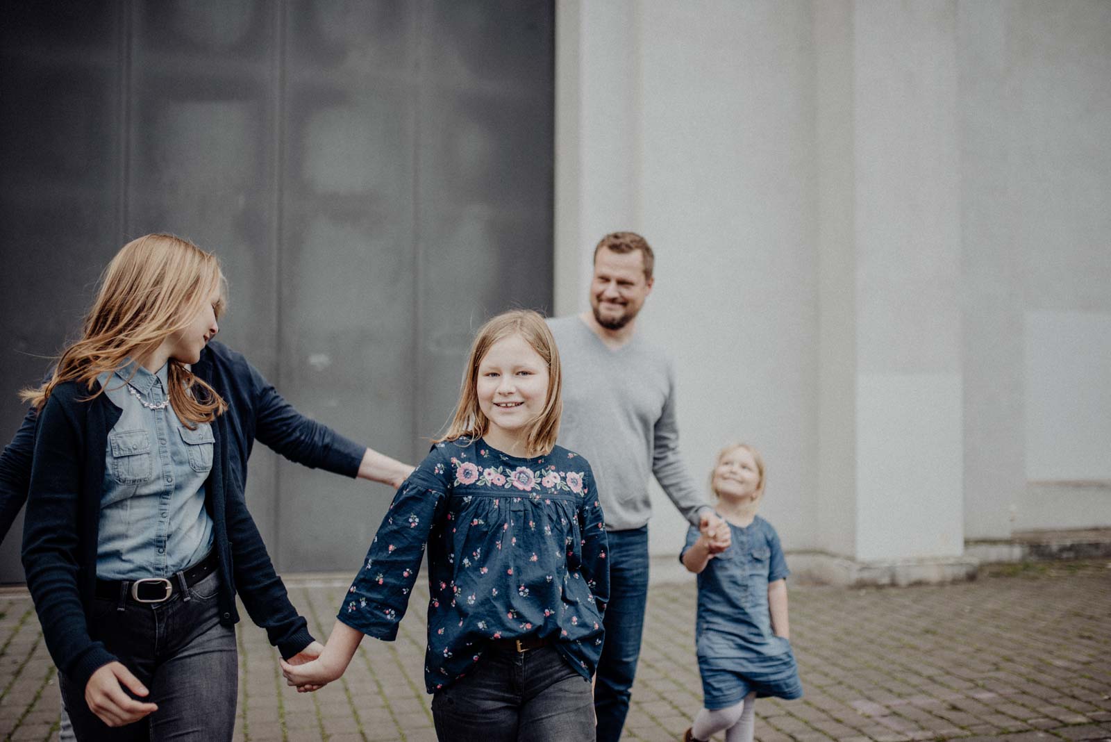 024-ungestellte-familienfotos-familienshooting-bochum-industrie-jahrhunderthalle