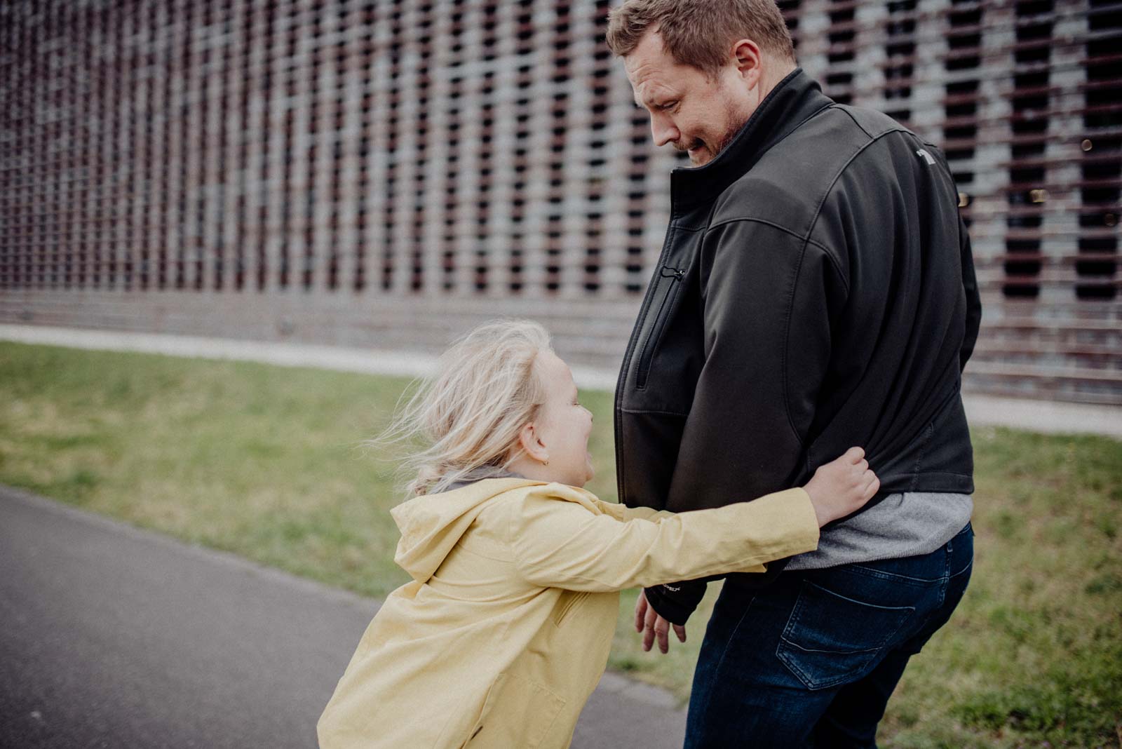 025-ungestellte-familienfotos-familienshooting-bochum-industrie-jahrhunderthalle