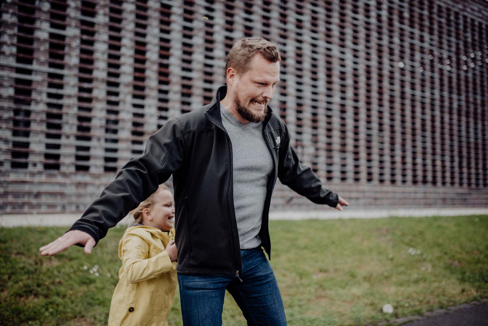 026-ungestellte-familienfotos-familienshooting-bochum-industrie-jahrhunderthalle