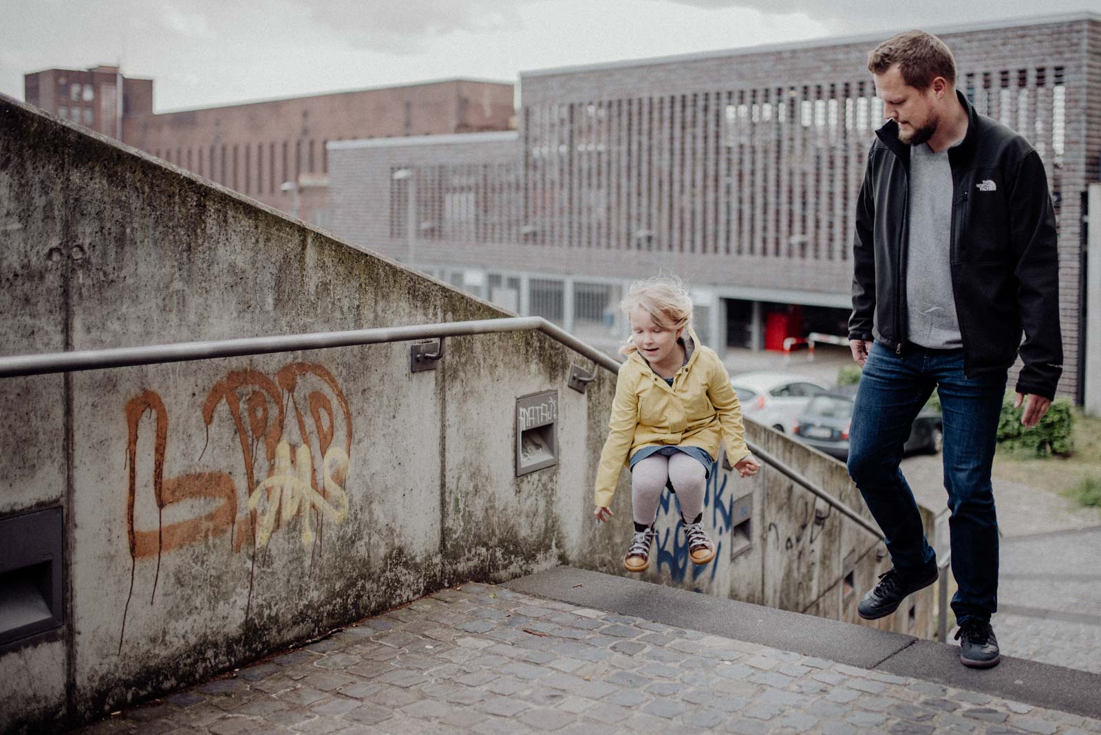 027-ungestellte-familienfotos-familienshooting-bochum-industrie-jahrhunderthalle