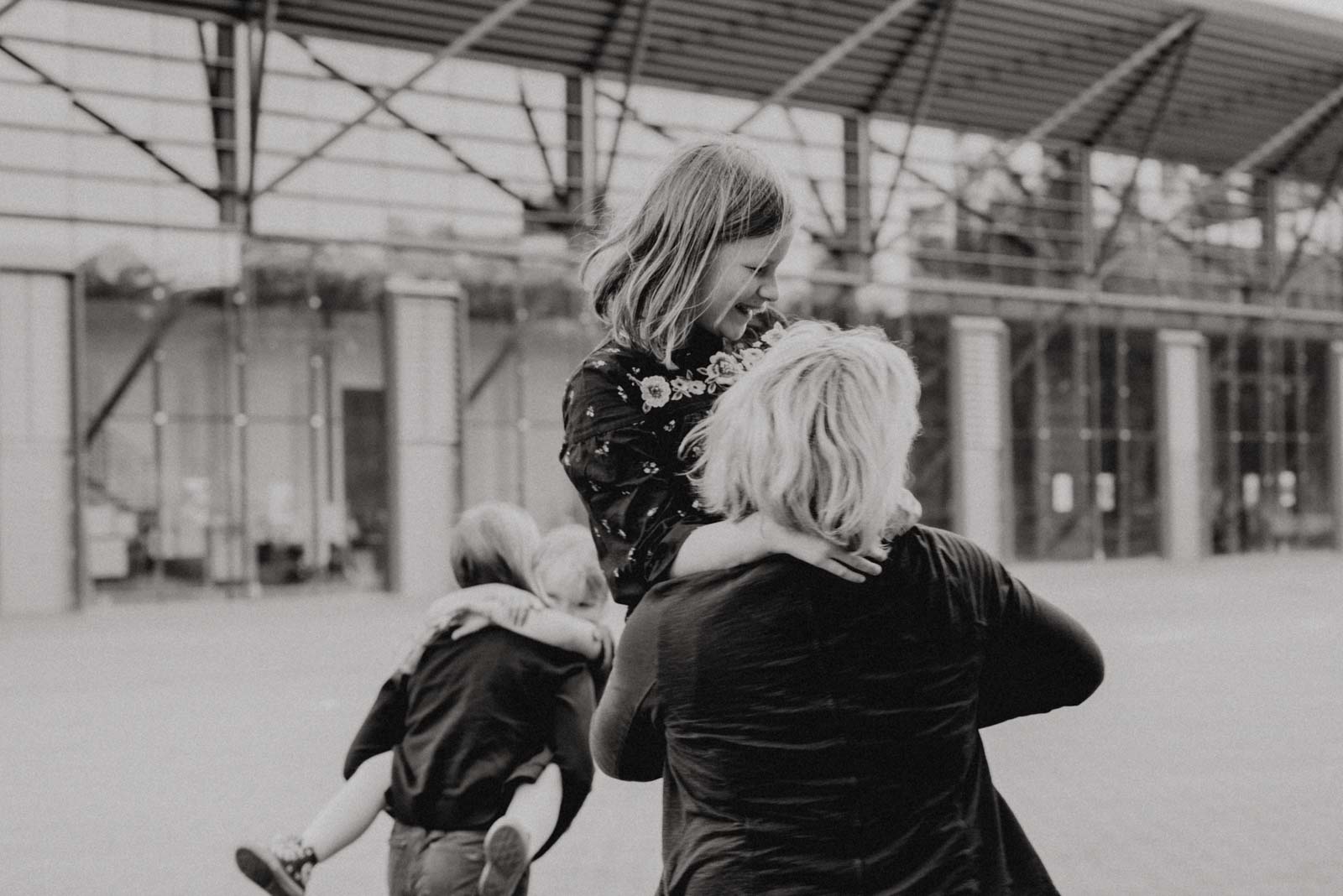 028-ungestellte-familienfotos-familienshooting-bochum-industrie-jahrhunderthalle