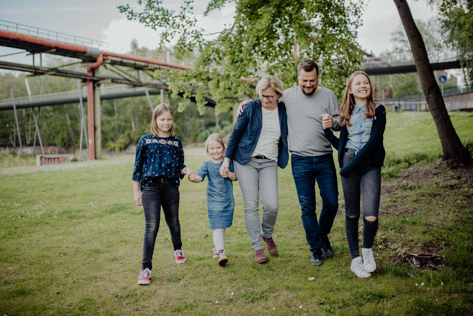 029-ungestellte-familienfotos-familienshooting-bochum-industrie-jahrhunderthalle