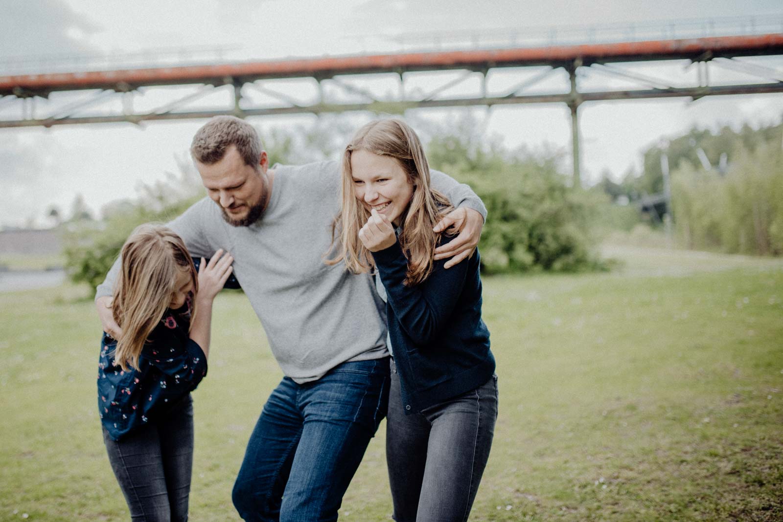 031-ungestellte-familienfotos-familienshooting-bochum-industrie-jahrhunderthalle