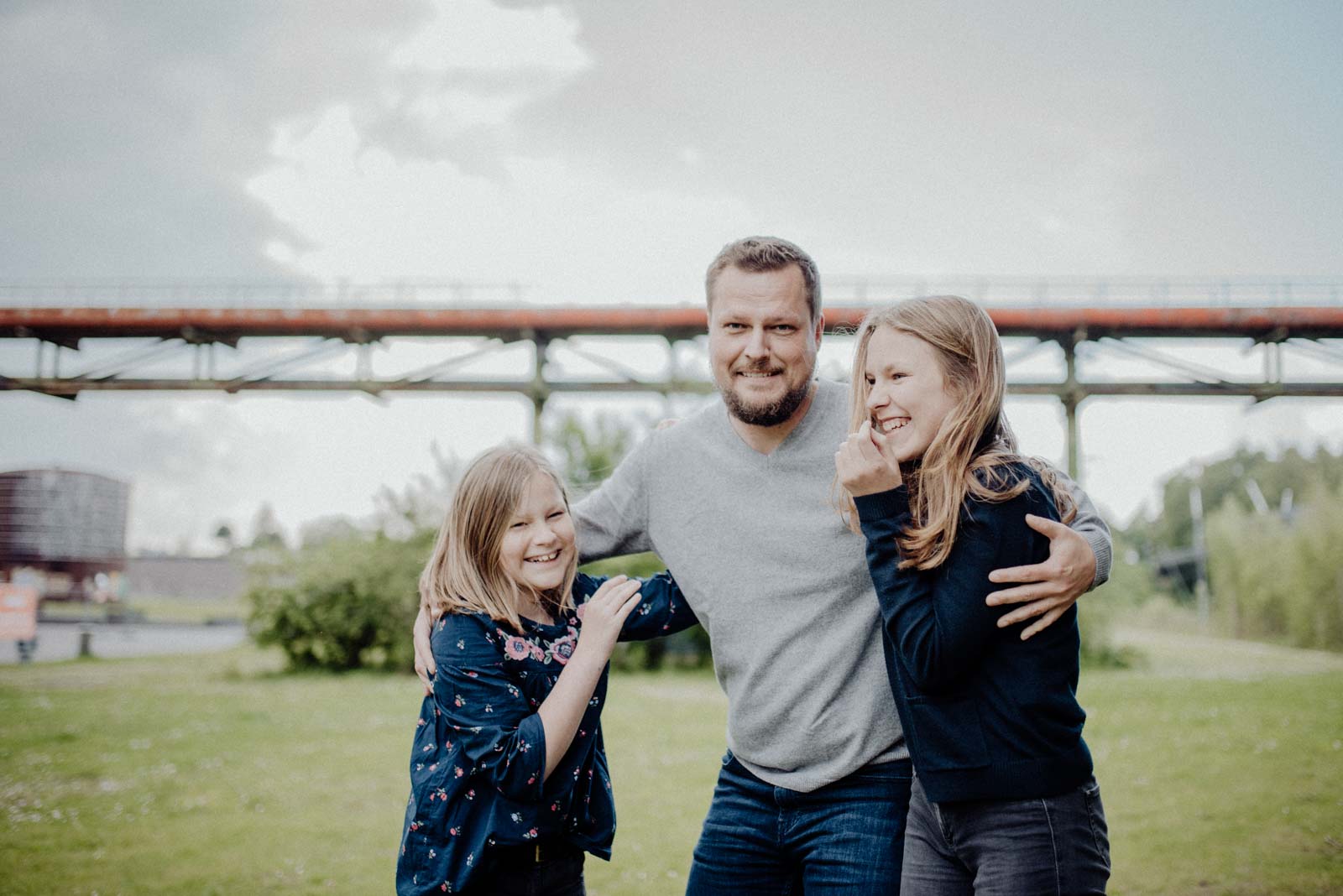 032-ungestellte-familienfotos-familienshooting-bochum-industrie-jahrhunderthalle