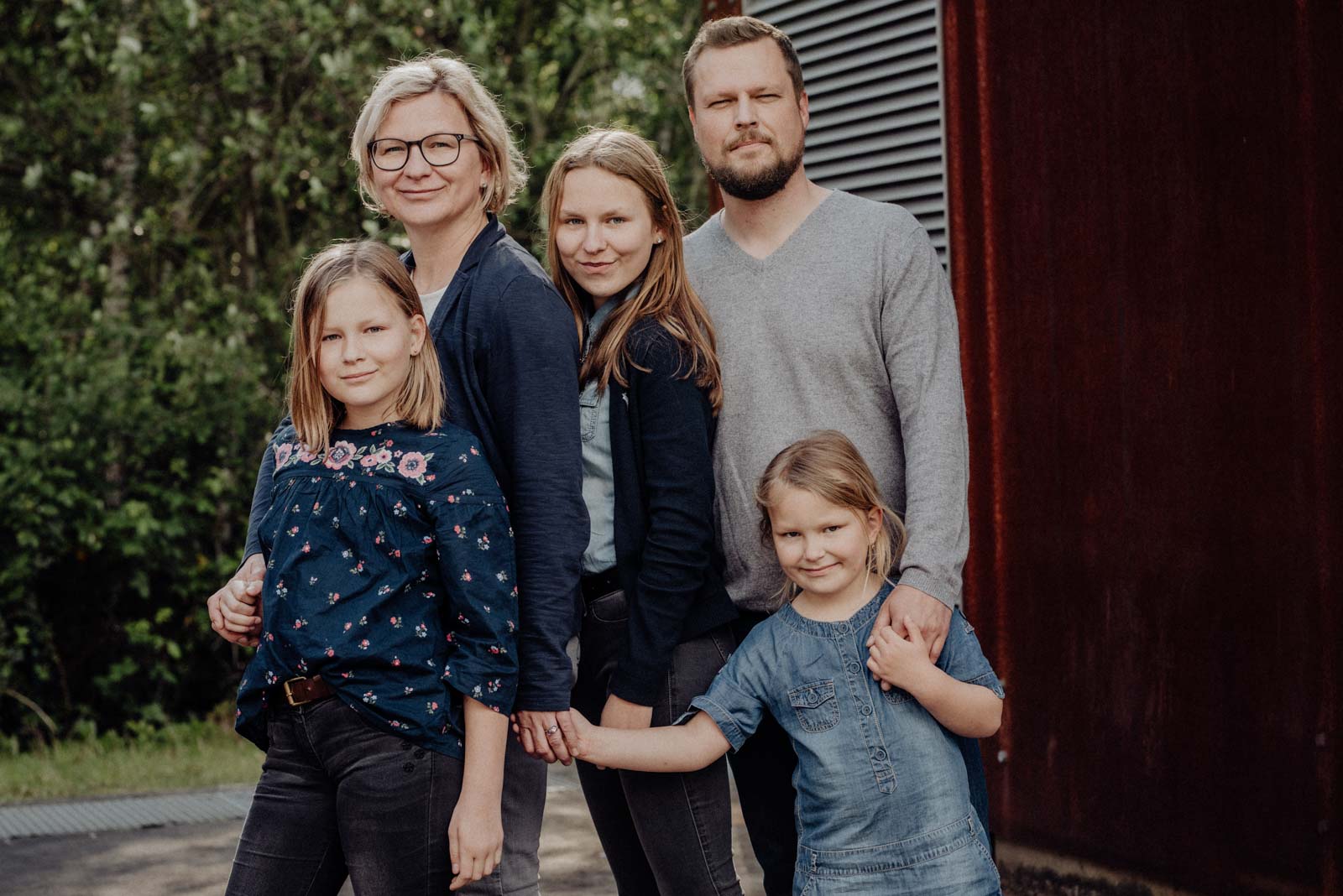 Familienfoto vor industrieller Kulisse in der Jahrhunderthalle Bochum.