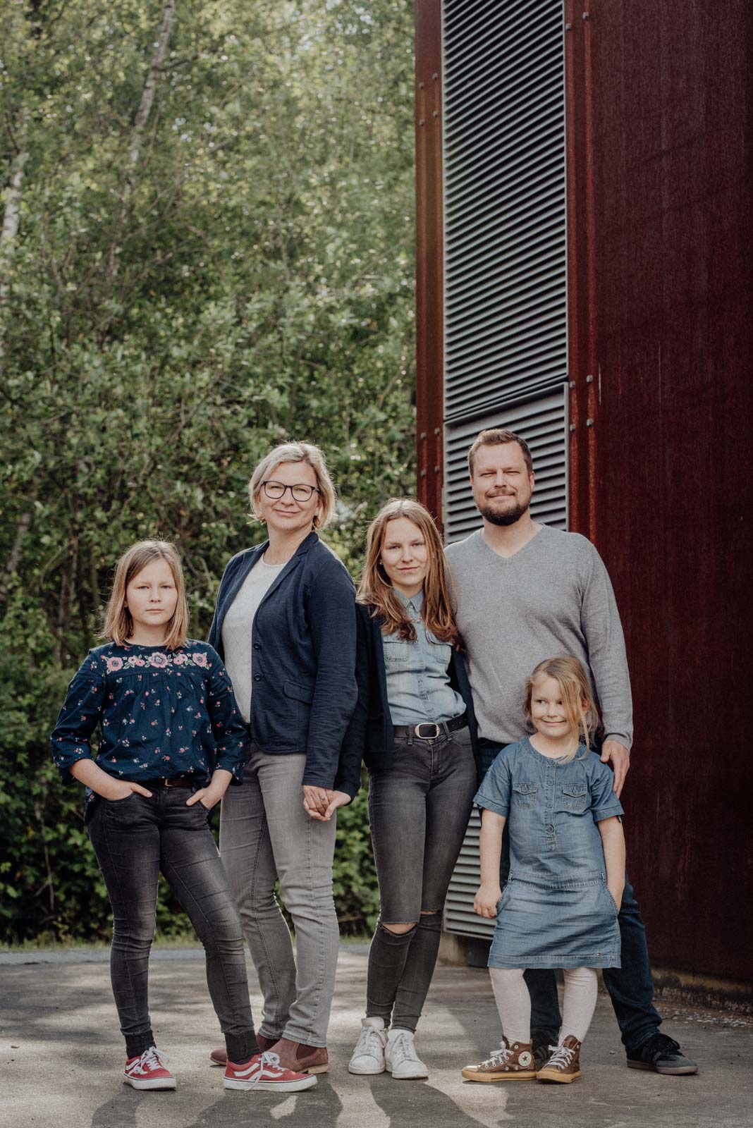 Familienfoto vor industrieller Kulisse in der Jahrhunderthalle Bochum.