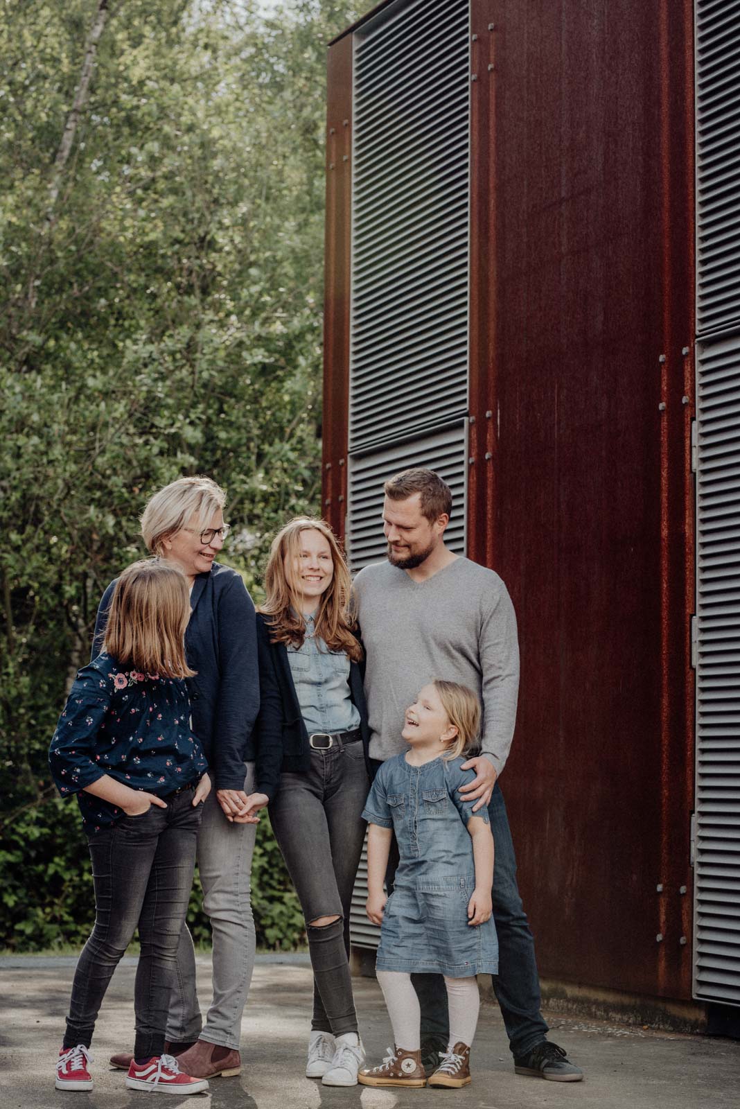 Familienfoto vor industrieller Kulisse in der Jahrhunderthalle Bochum.