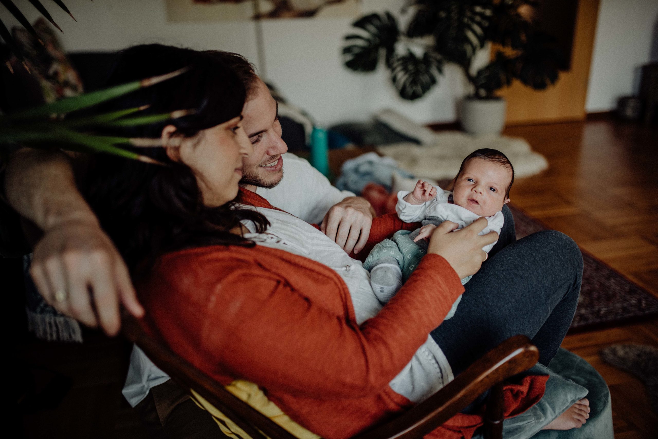 Neugeborenes Baby blickt in die Kamera.