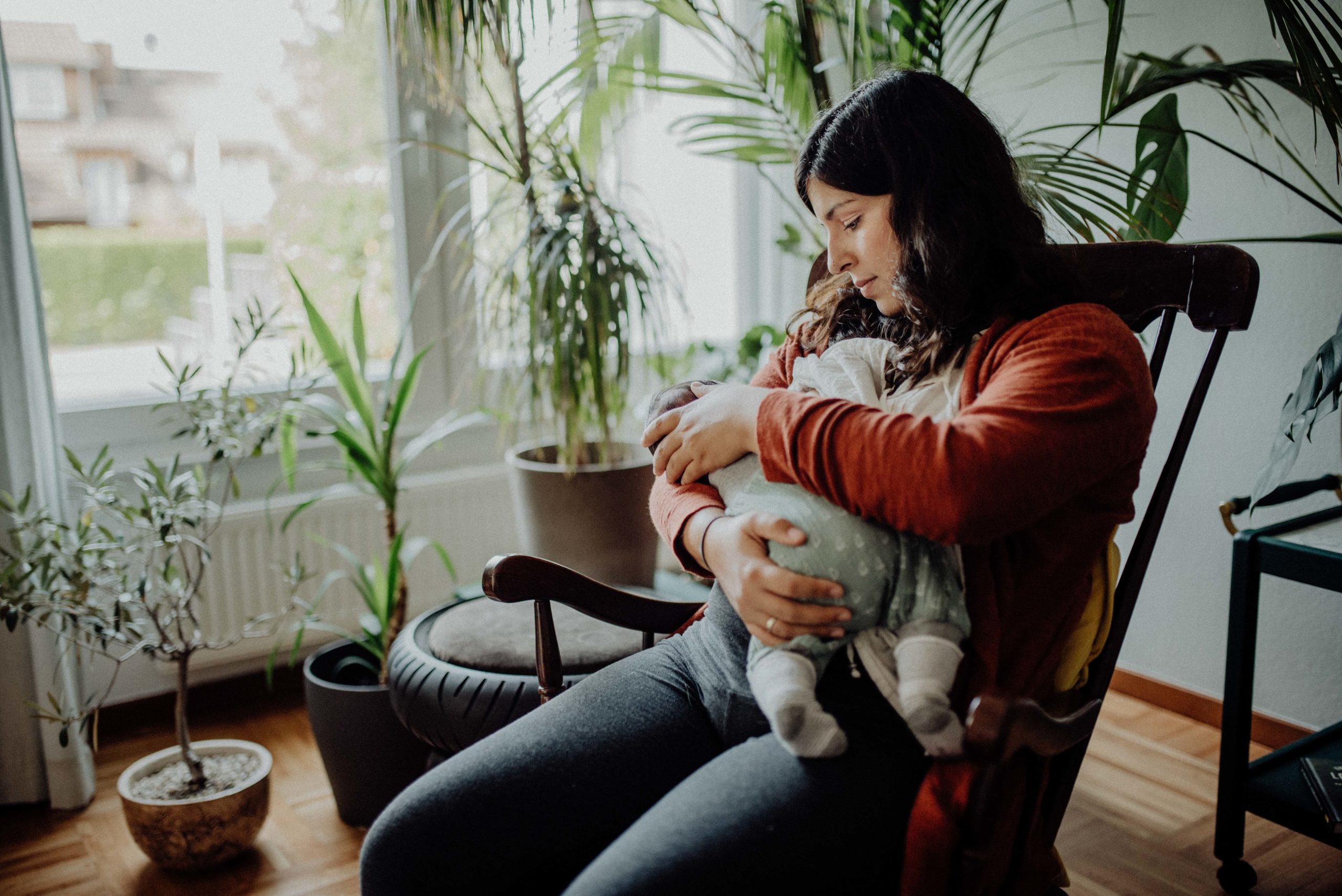 Neugeborenes Baby wird gestillt.