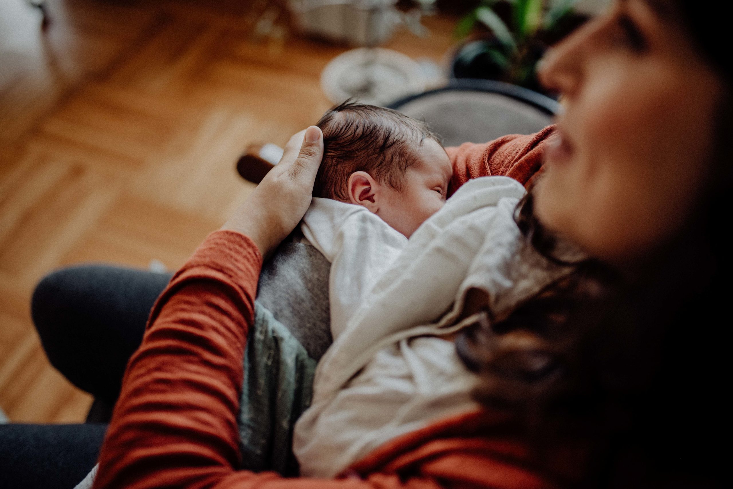 Zwei Wochen altes Baby wird gestillt.