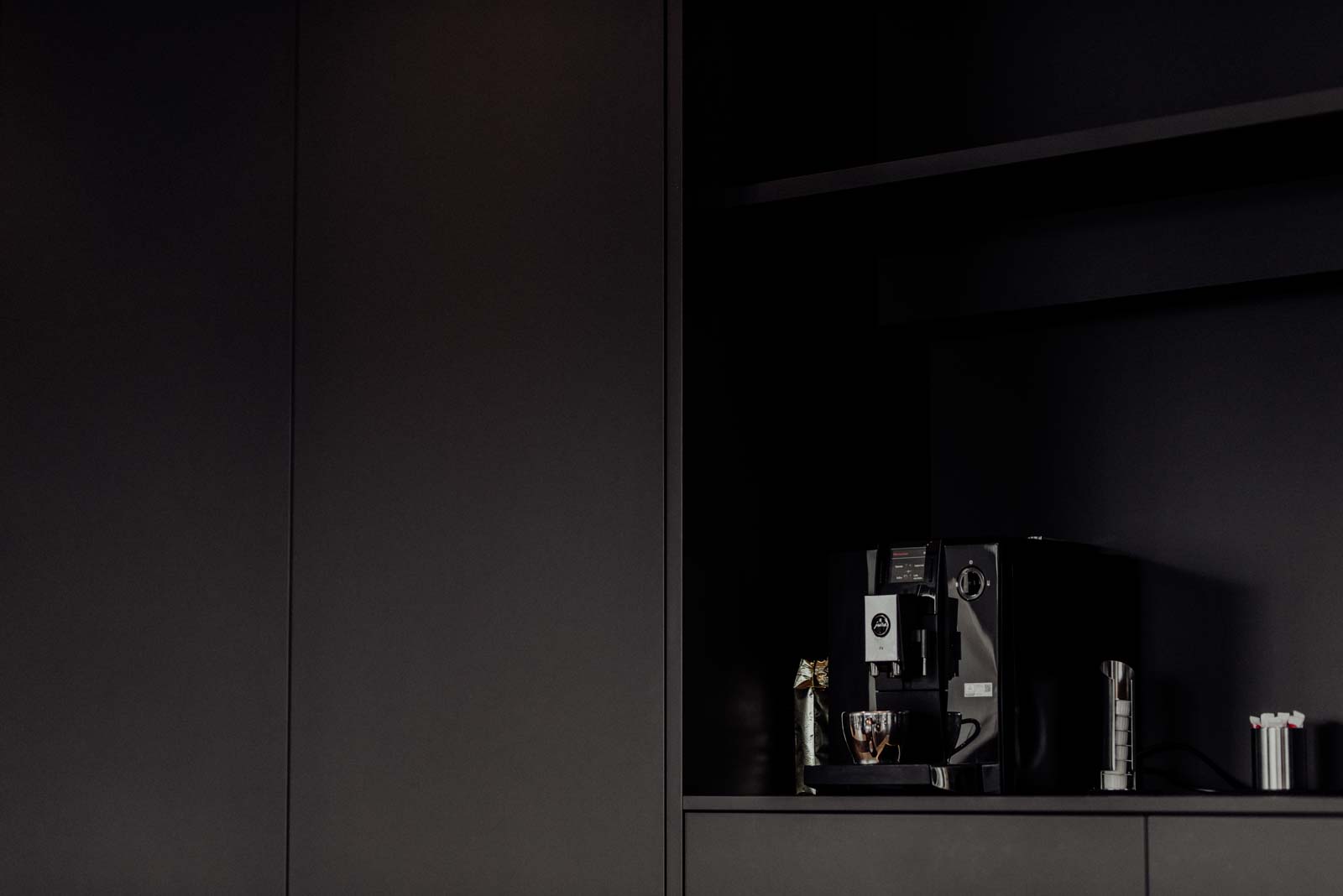 Stylische Kaffeemaschine und Kaffeeecke im Büro